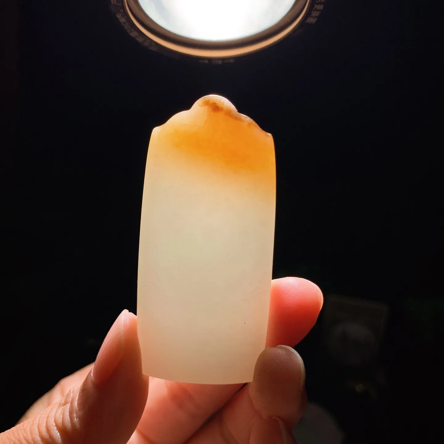 新疆和田玉且末糖大势至菩萨牌子挂件 尺寸60/28/9重36克。玉质细腻油润。手推出油。品相大气 lt260202