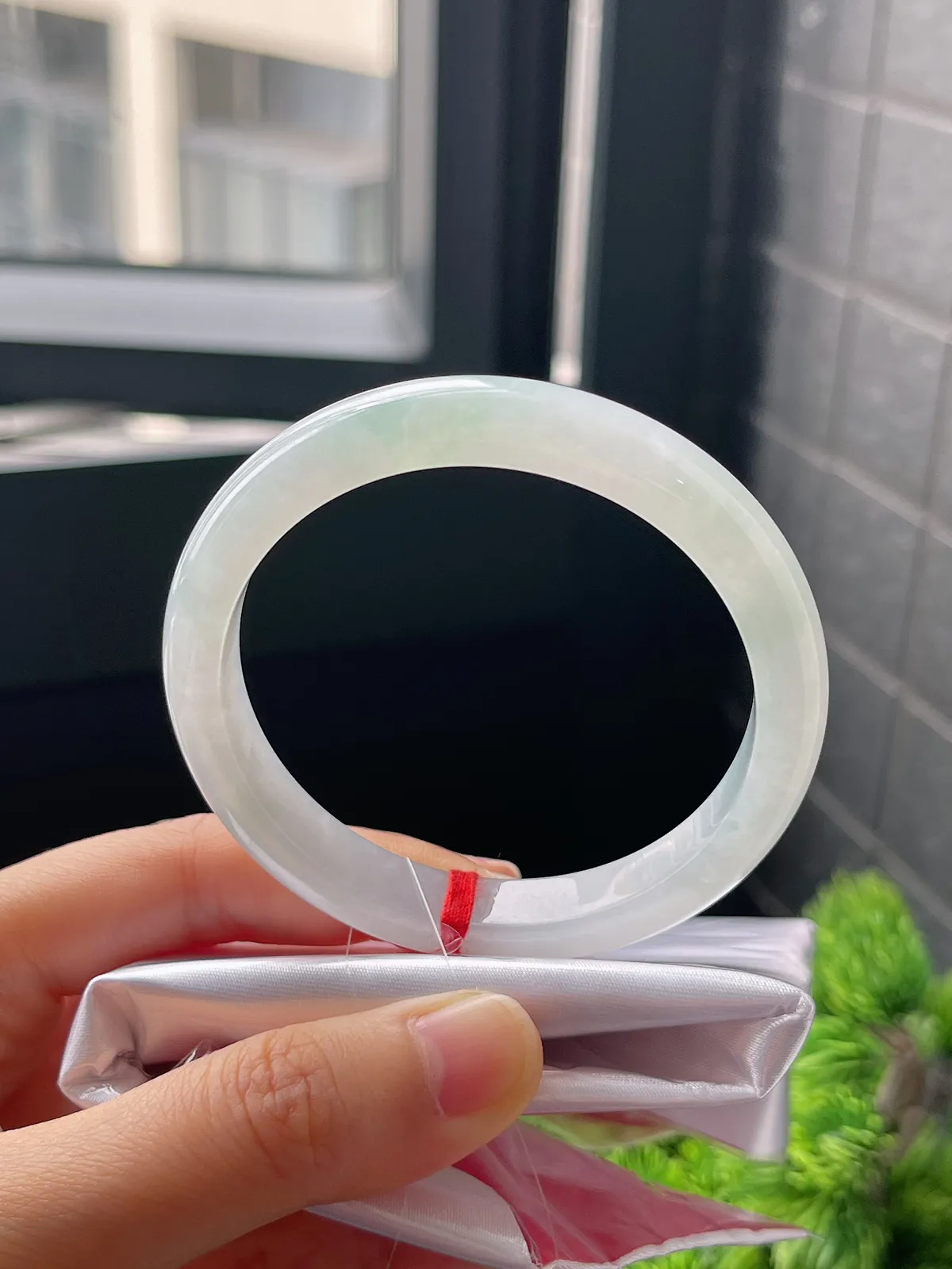 正圈53.6圈口，翡翠冰糯种淡绿色手镯