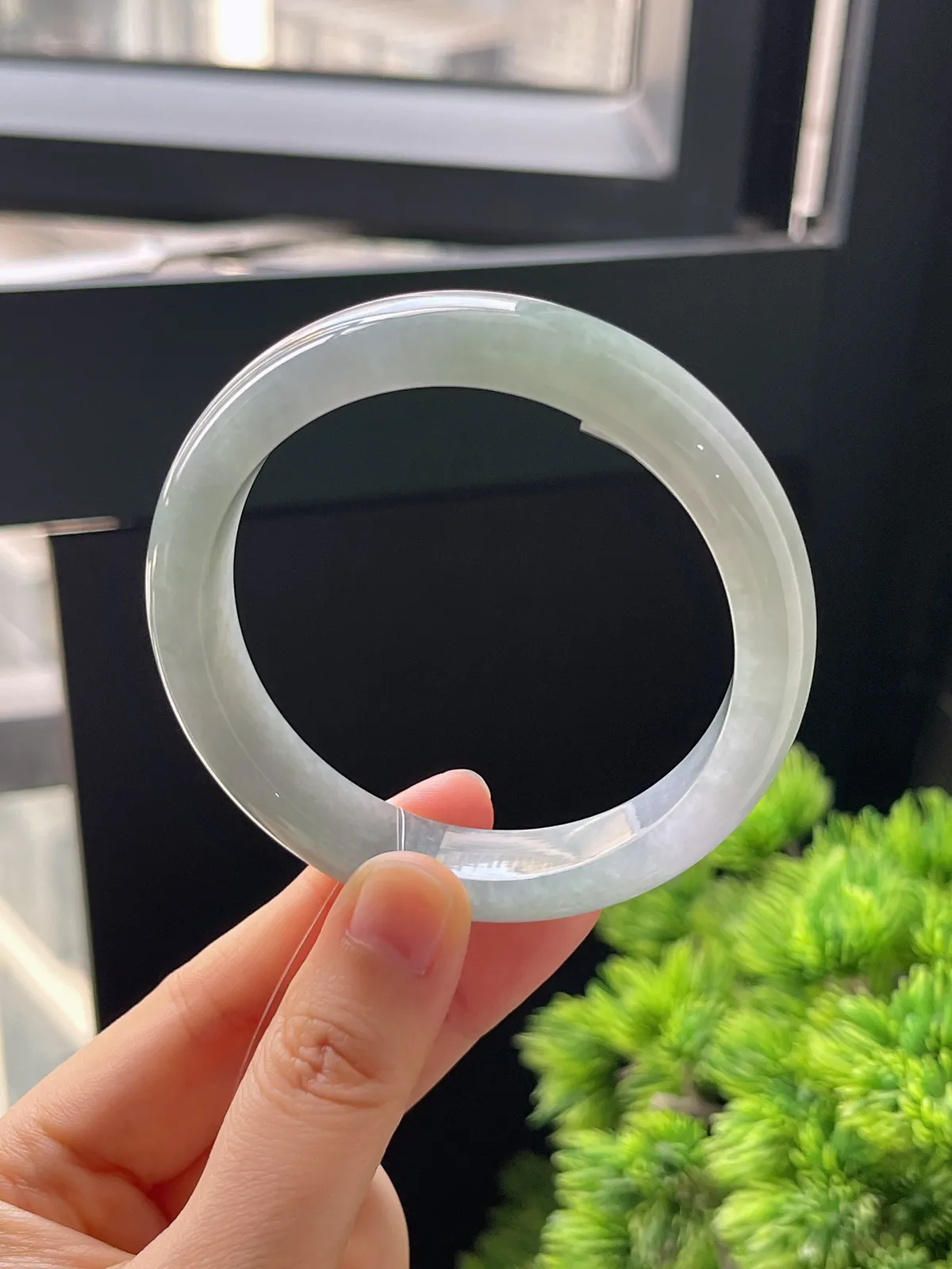 正圈56.3圈口，翡翠糯化种淡绿色手镯