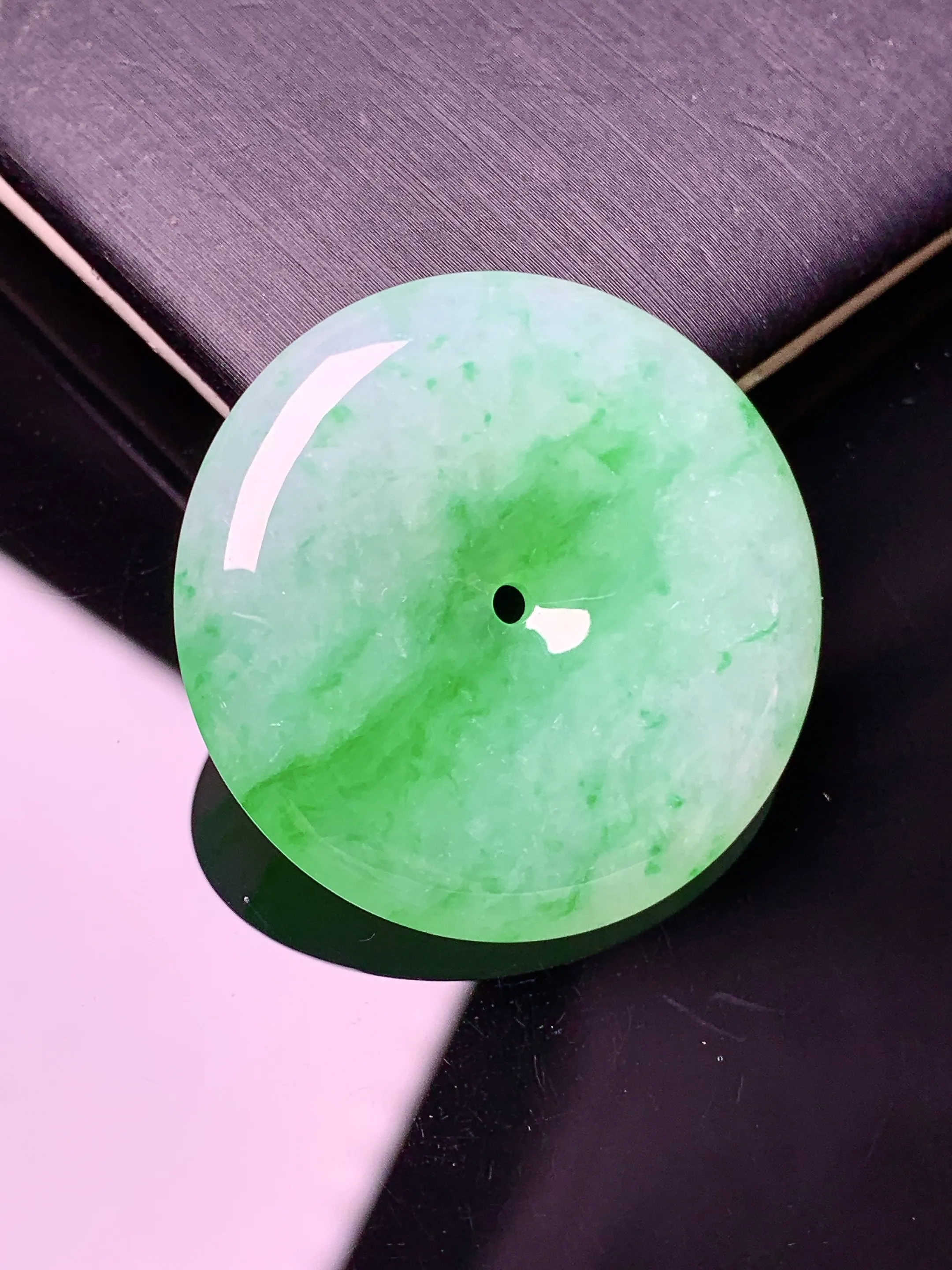 翠绿平安扣吊坠 玉质细腻 色泽艳丽清新 整体尺寸31.3*6