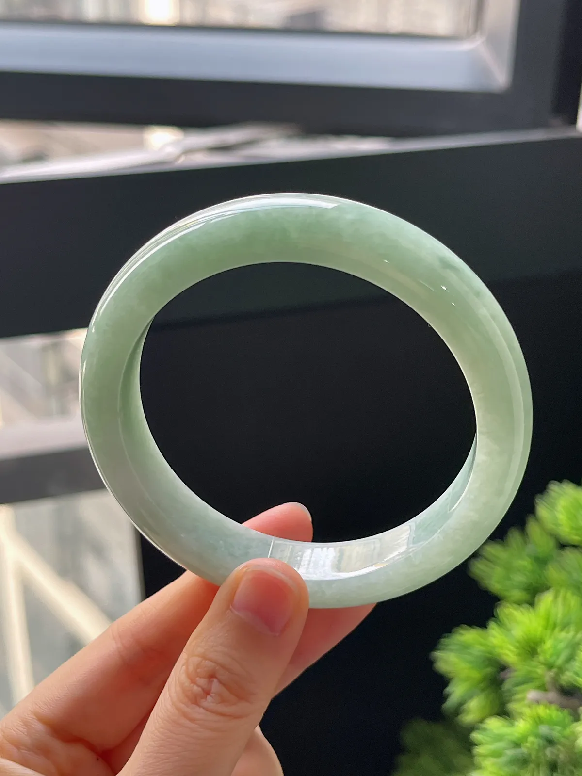 正圈59.8圈口，翡翠糯化种淡绿色手镯