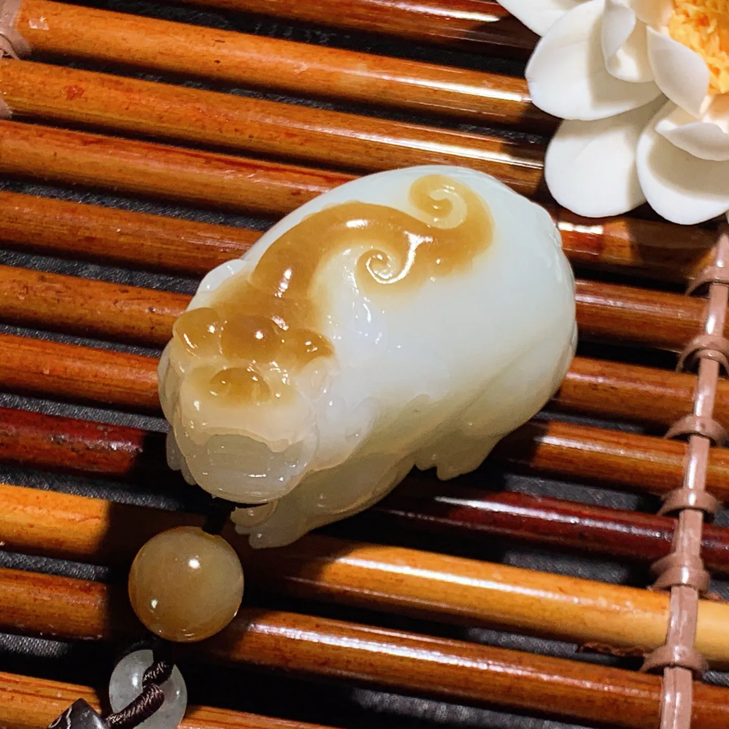 新疆和田玉白玉羊脂白且末糖招财进宝貔貅把件 尺寸63/32/37重118克。玉质细腻油润。手推出油。