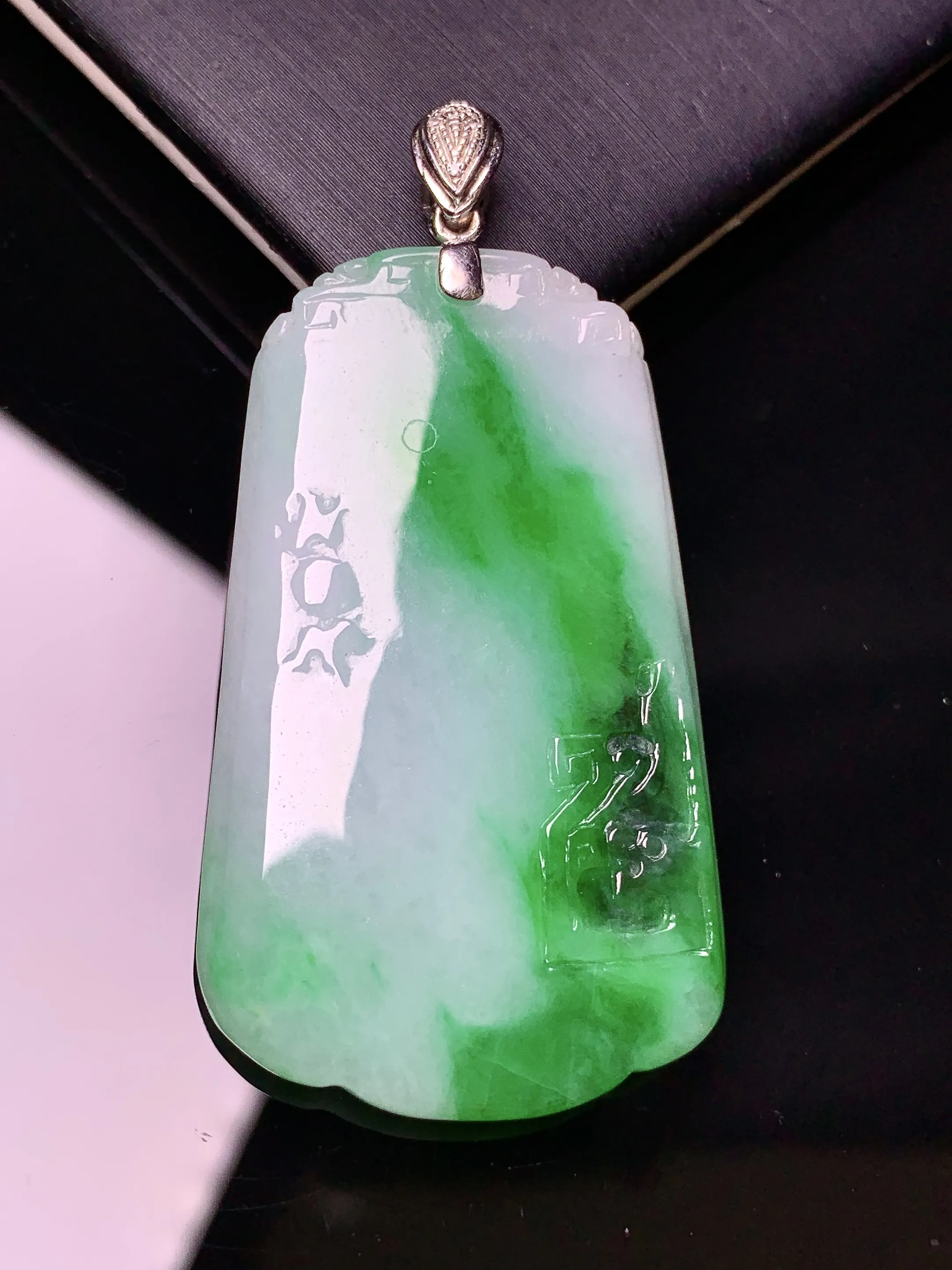18k金钻镶嵌飘绿雕花牌吊坠 玉质细腻 色泽艳丽清新 整体尺寸51.8*26.2*4.6