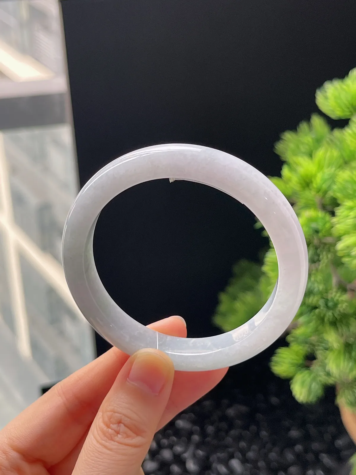 正圈55圈口，翡翠糯化种淡绿色手镯