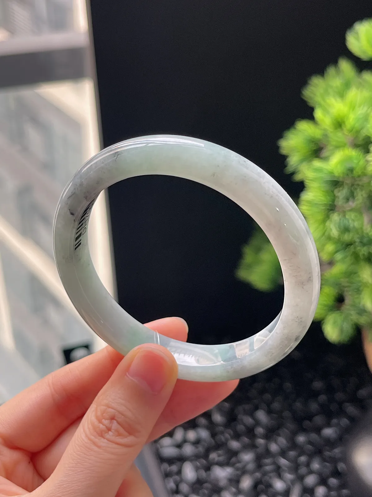 正圈56.6圈口，翡翠糯化种飘绿手镯