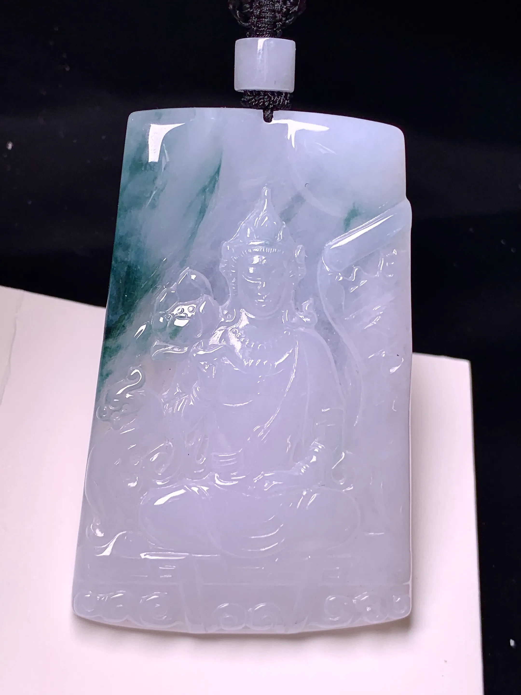 飘绿观音菩萨吊坠 玉质细腻 色泽艳丽清新 整体尺寸65.5*43*6.2