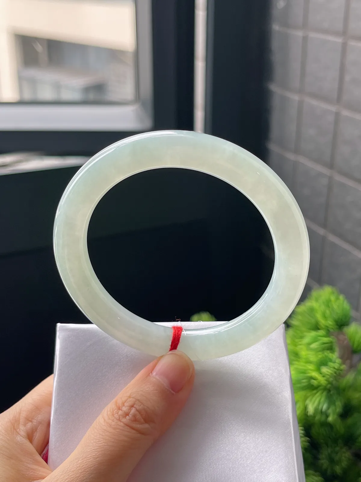 圆镯56.6圈口，翡翠冰糯种淡绿甜绿手镯