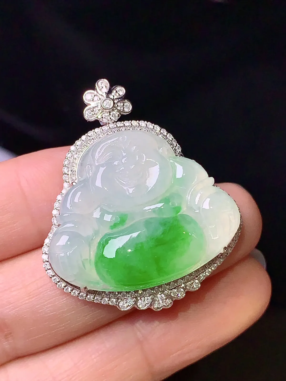 18k金钻镶嵌飘绿佛公吊坠 玉质细腻 色泽清新艳丽 整体尺寸35.2*30*9.6