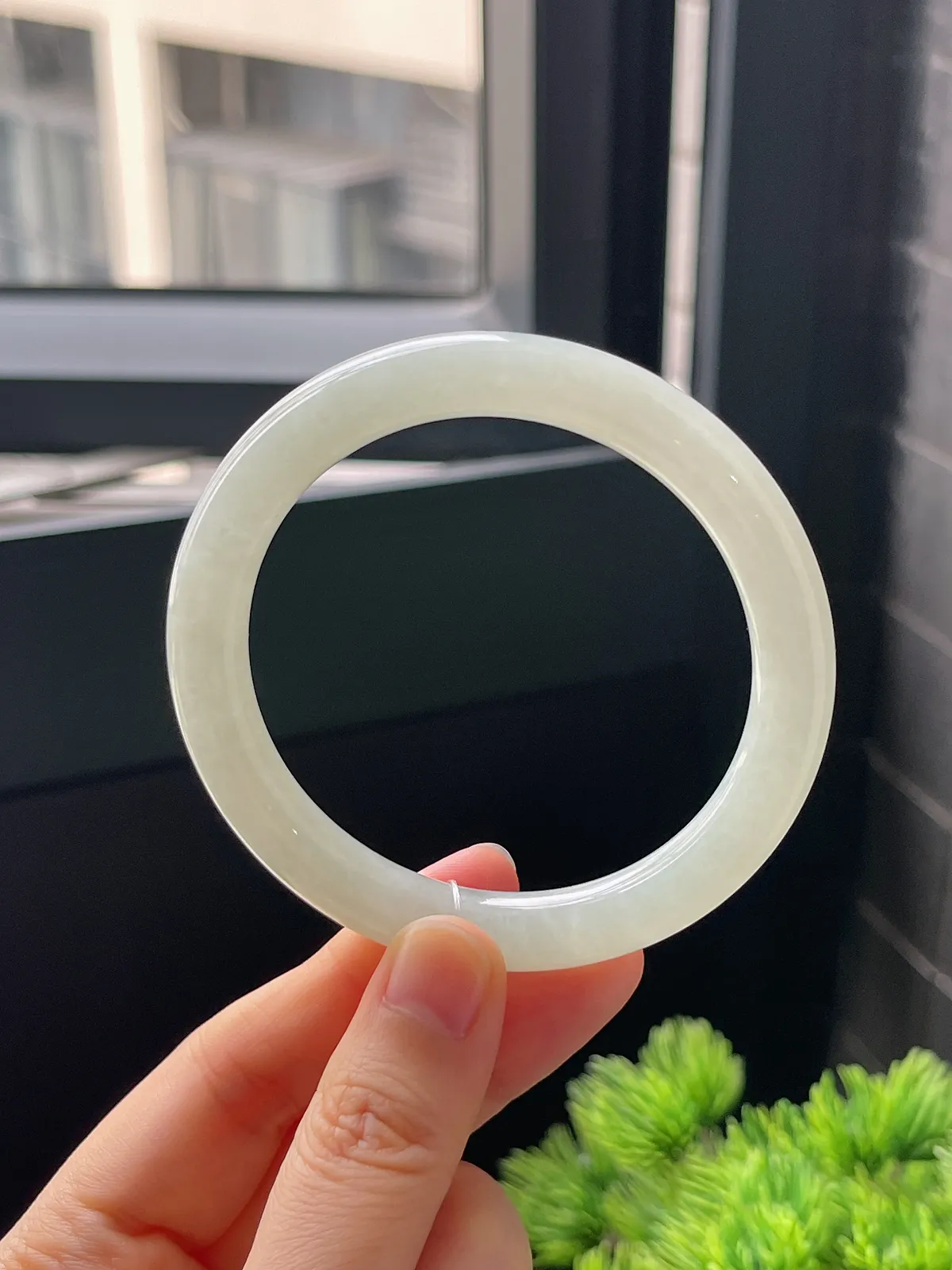 圆镯56.2圈口，翡翠冰糯种淡绿色手镯