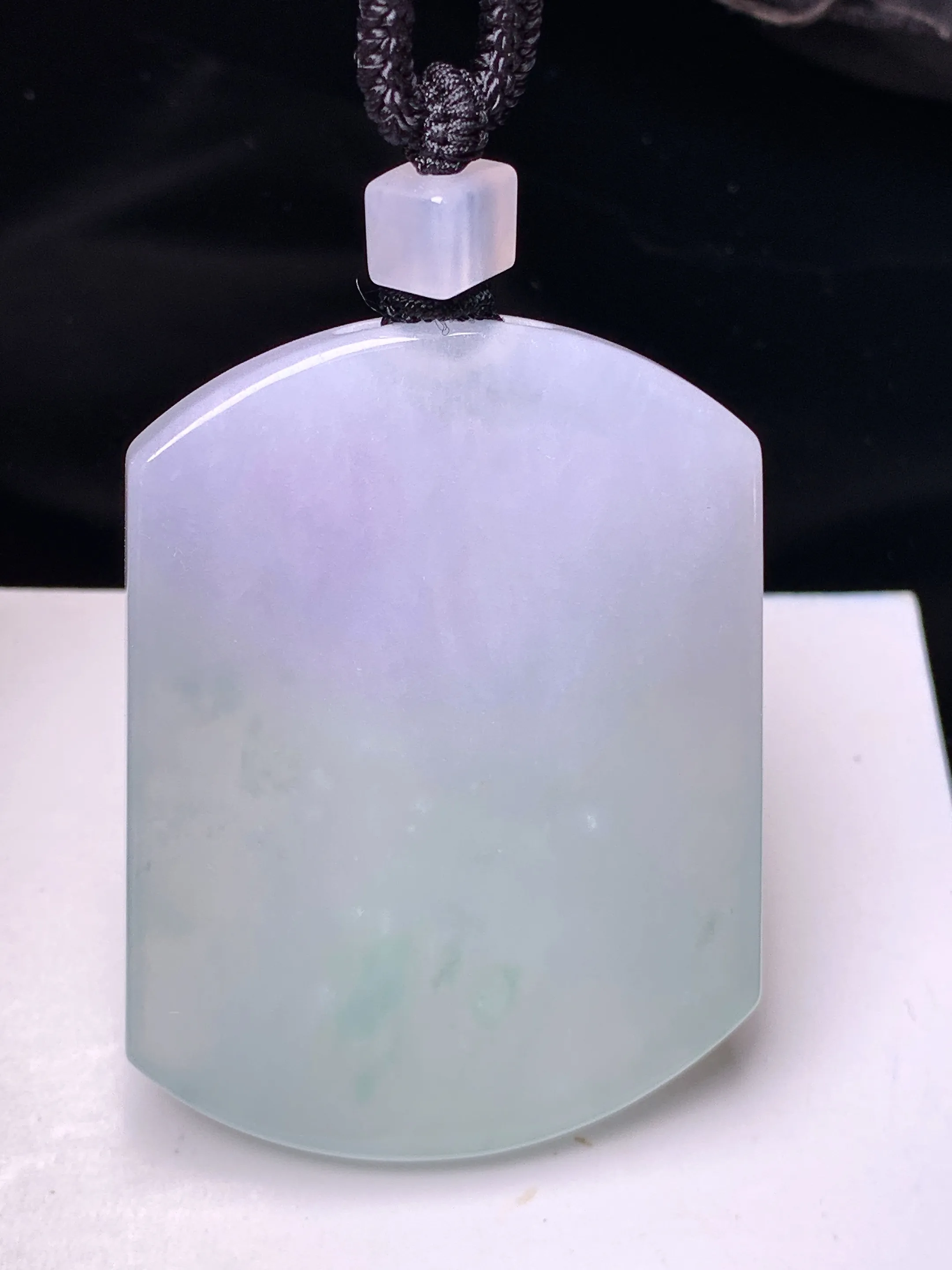 18k金钻镶嵌飘绿无事牌吊坠 玉质细腻 色泽艳丽清新 整体尺寸53.2*40*5.2