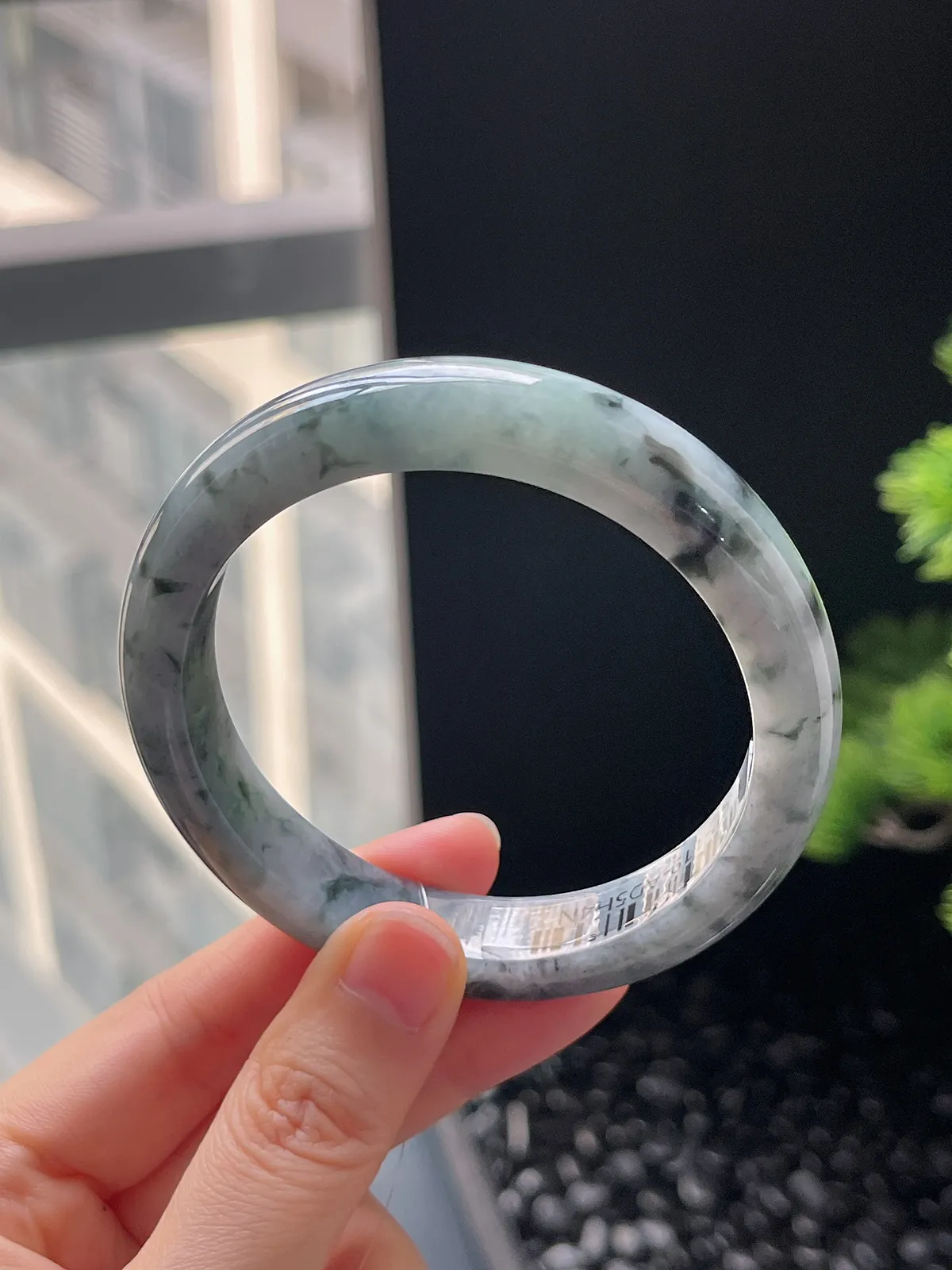 正圈57.8圈口，翡翠糯化种乌鸡底飘绿手镯