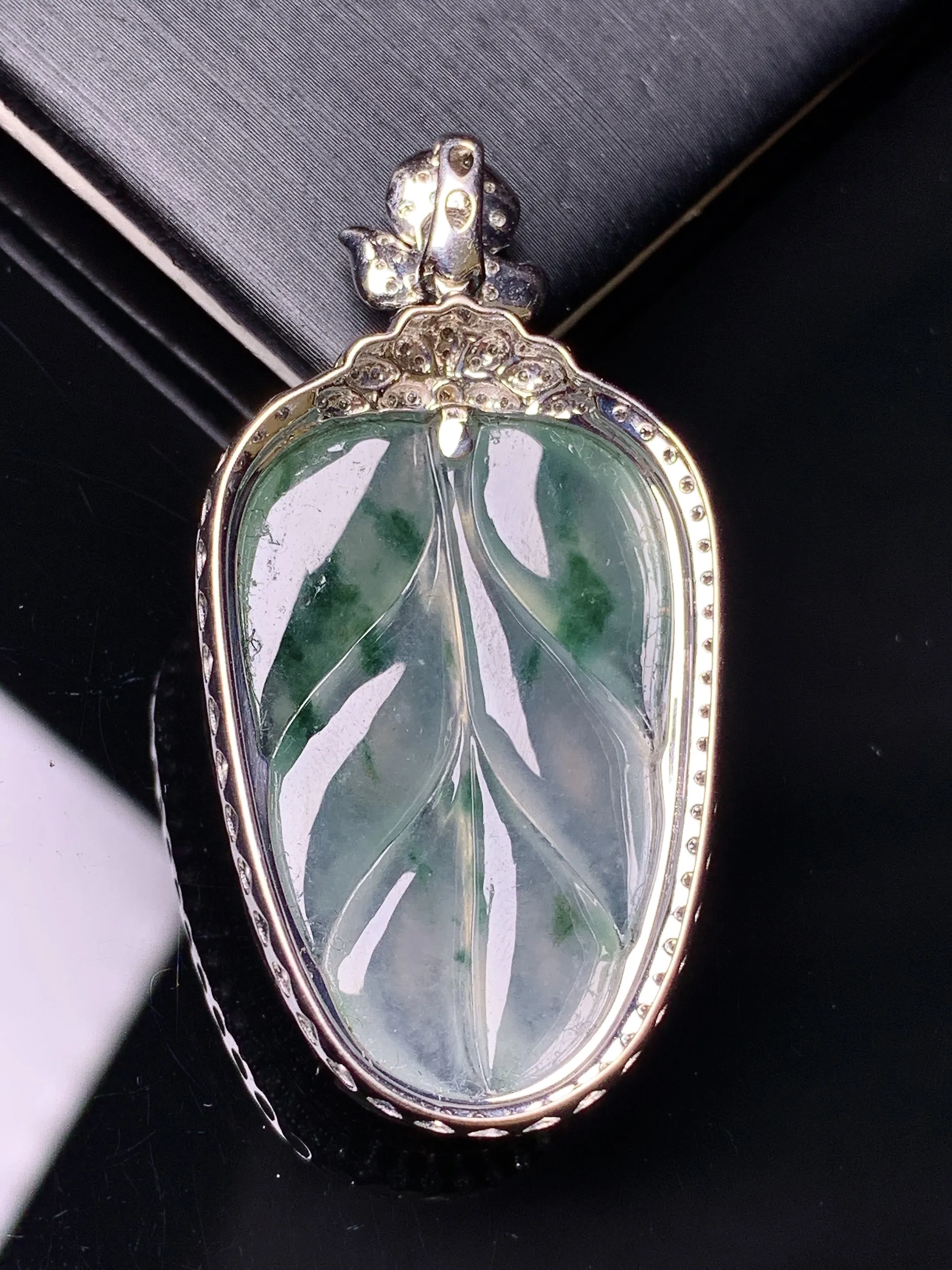 18k金钻镶嵌飘花树叶吊坠 玉质细腻 色泽艳丽清新 整体尺寸45*23*8.2