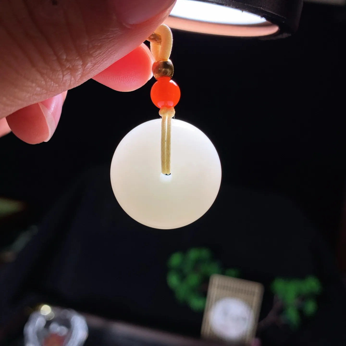 新疆和田玉白玉羊脂白平安扣挂件 尺寸21/12重13克。玉质细腻油润。手推出油。品相大气 lt260202