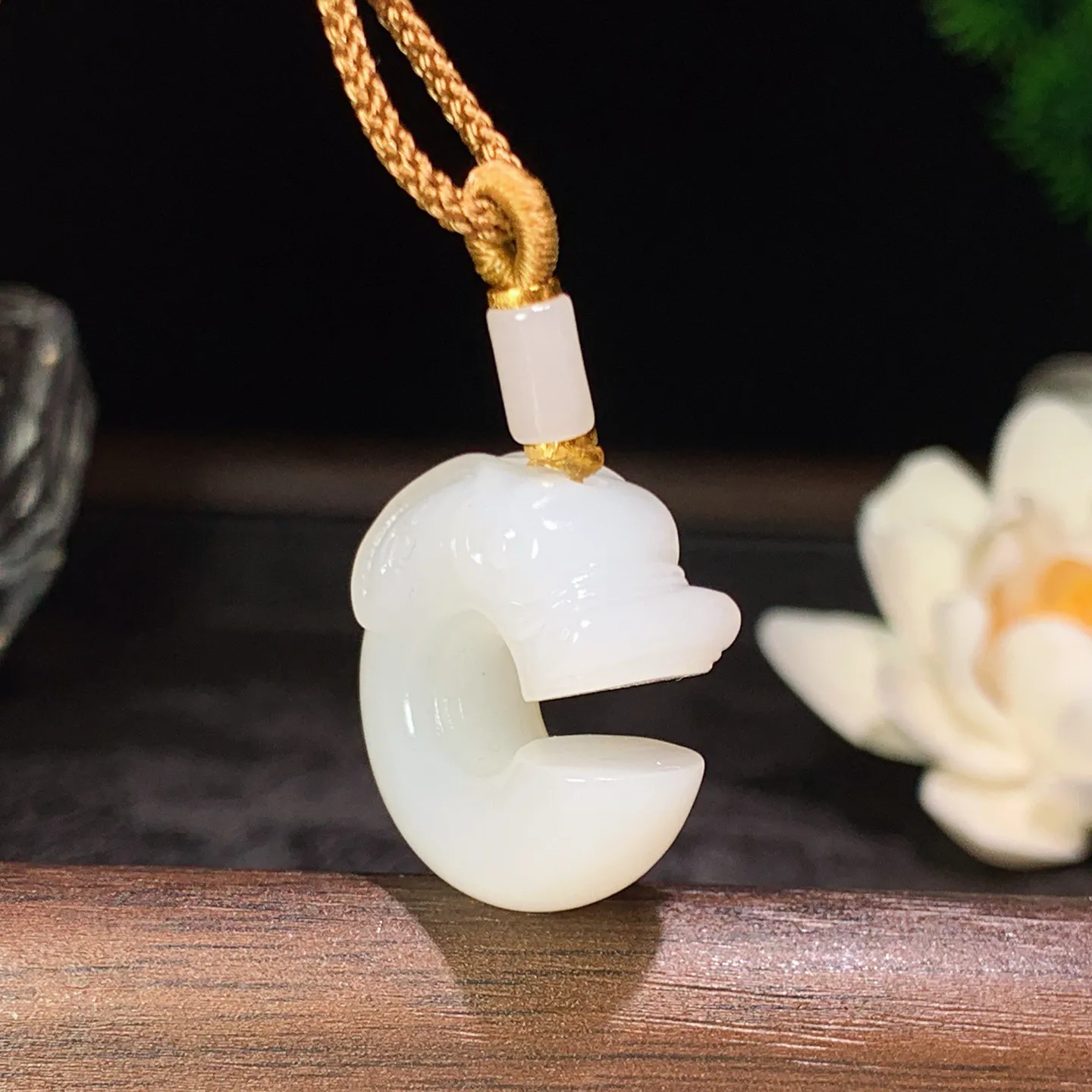 新疆和田玉白玉羊脂白玉猪龙挂件 尺寸24/22/11重11.5克。玉质细腻油润。手推出油。品相大气 