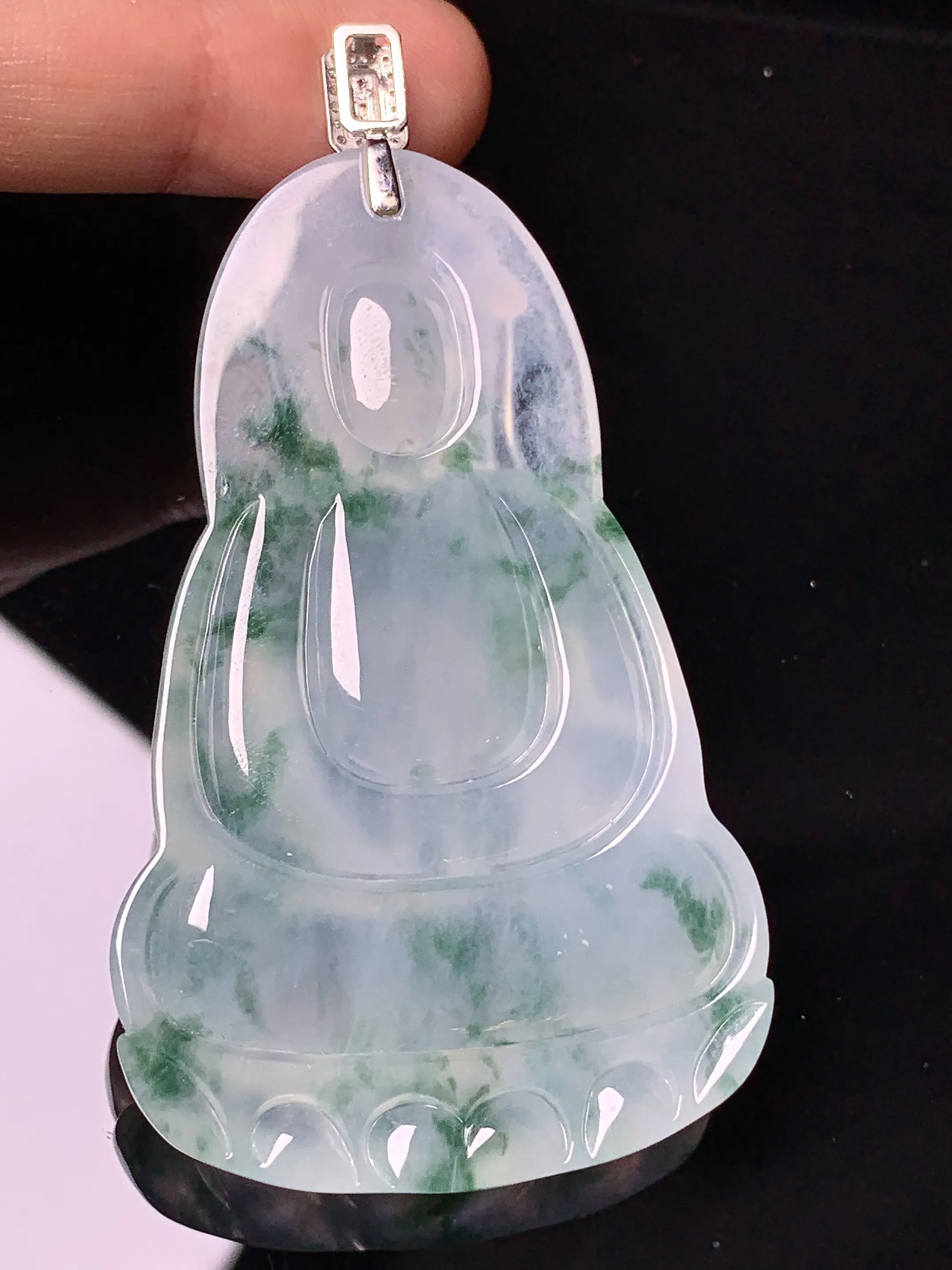 18k金钻镶嵌冰种飘绿观音吊坠 玉质细腻 色泽艳丽清新 整体尺寸71.6*38.8*7.5
