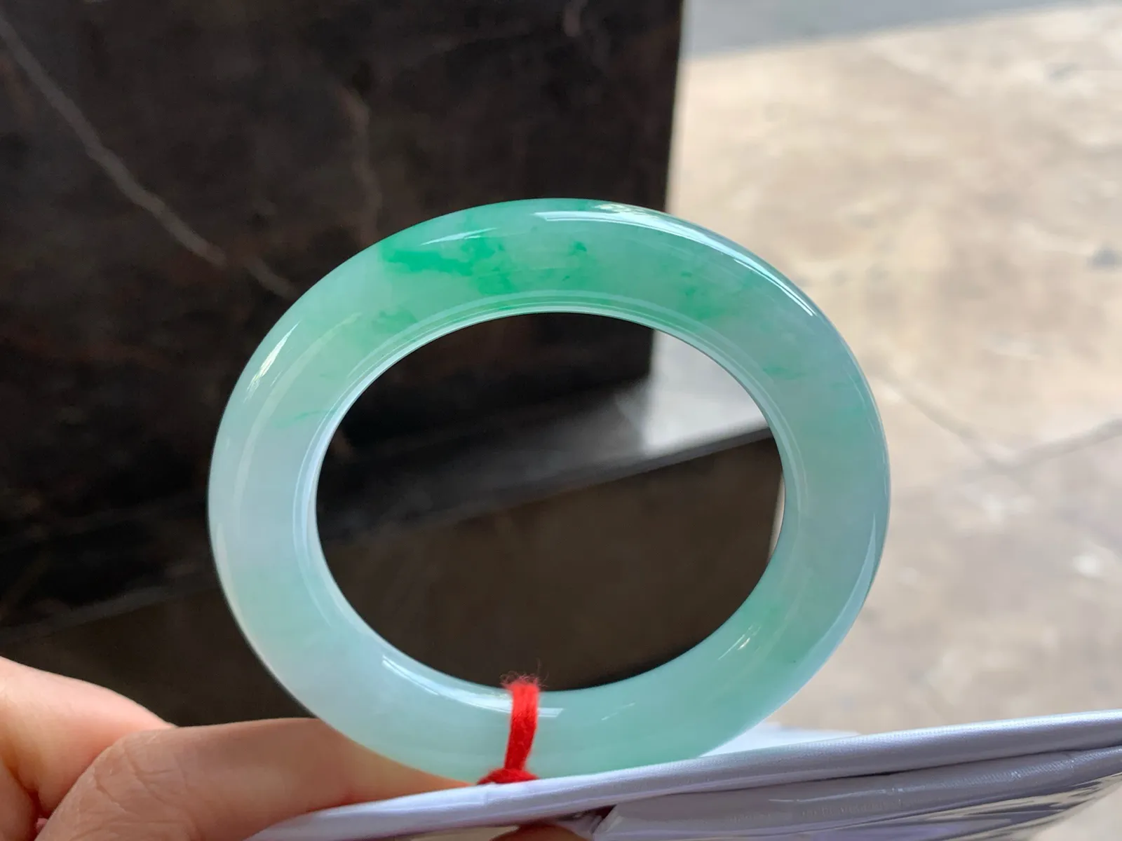 56-11.8

飘绿圆条手镯^_^色阳 玉质温润