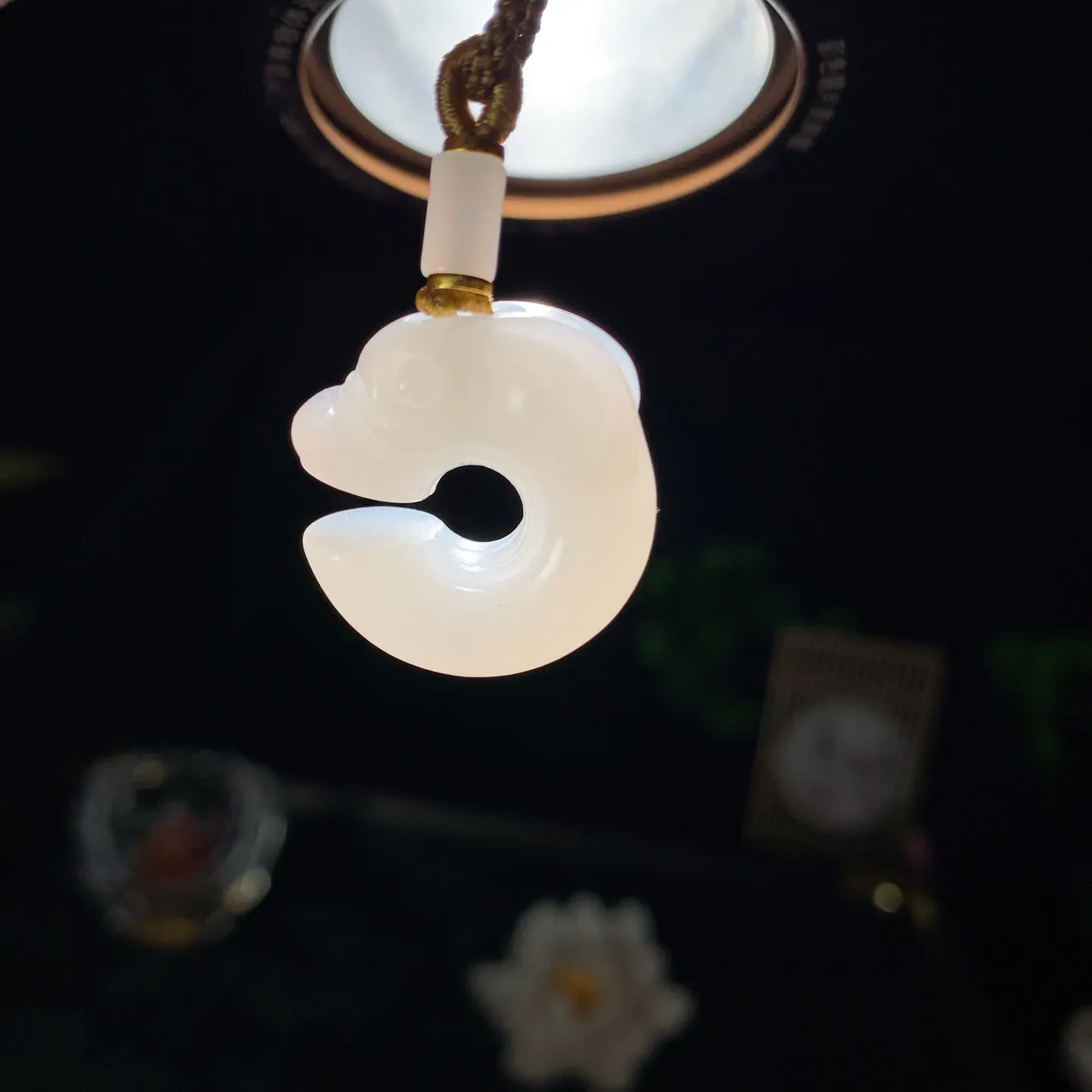 新疆和田玉白玉羊脂白玉猪龙挂件 尺寸24/22/11重11.5克。玉质细腻油润。手推出油。品相大气 lt260202