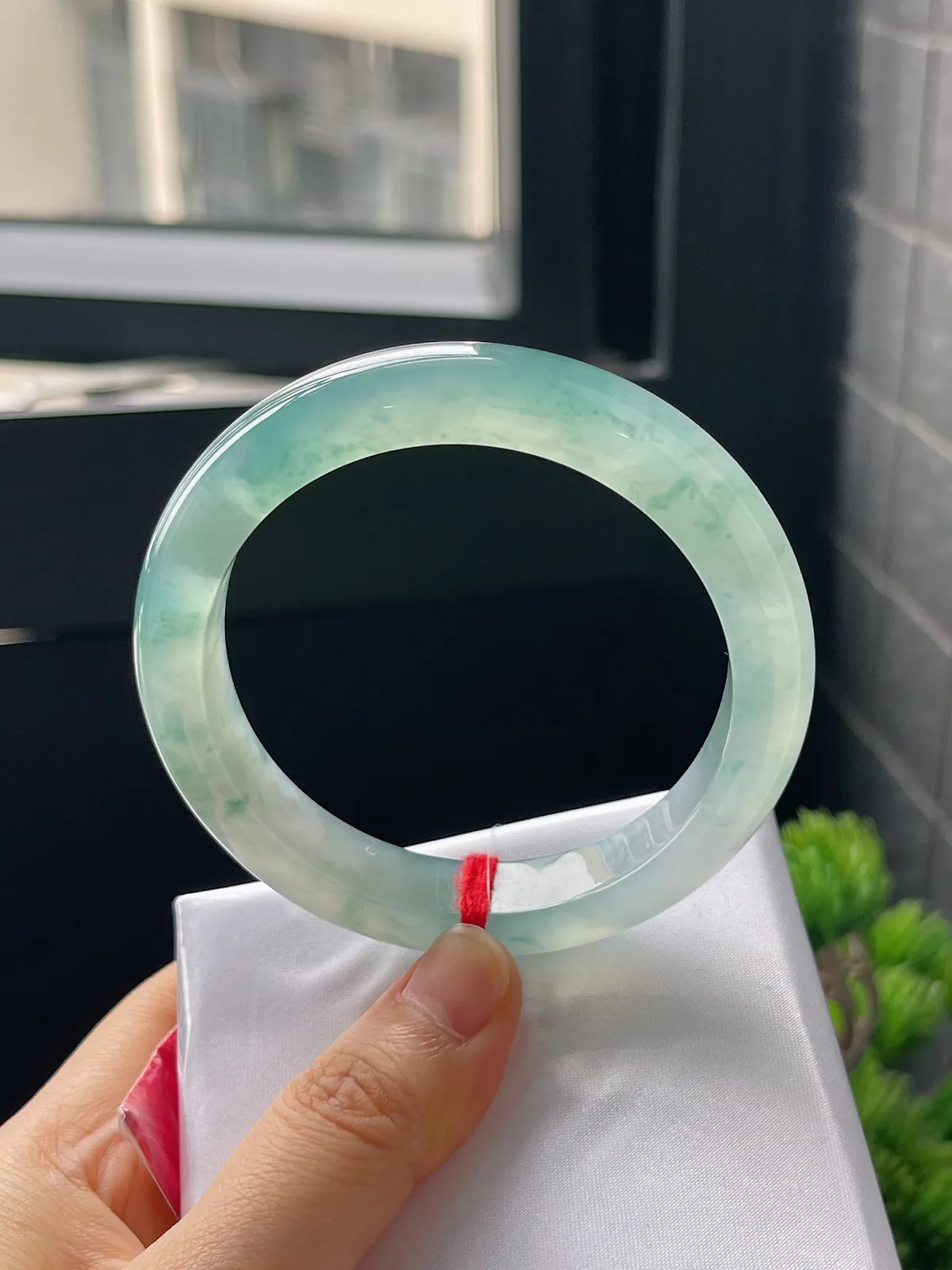 正圈57.6圈口，翡翠冰种蓝绿色飘花手镯