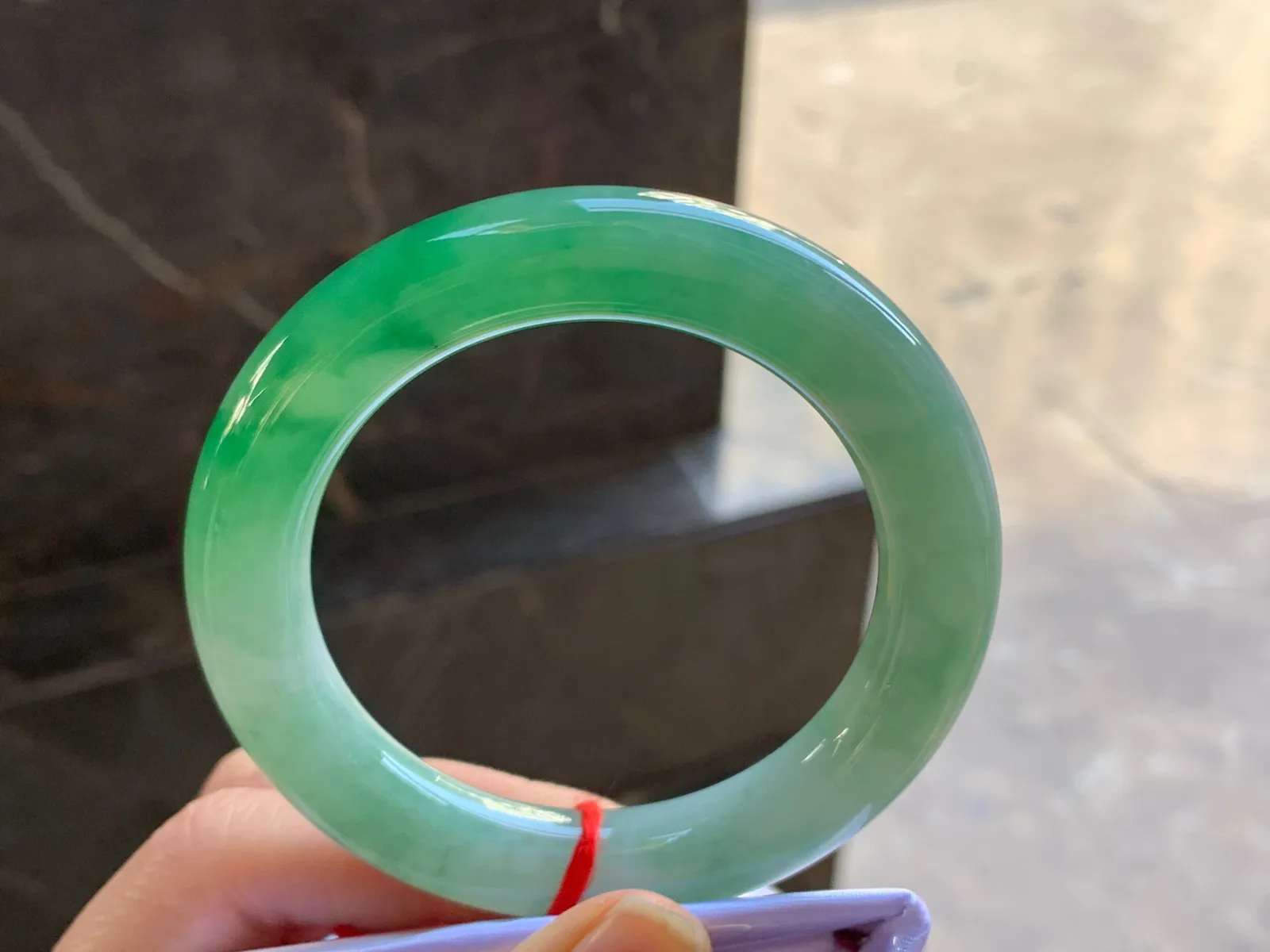 54-11

浓绿色圆条手镯^_^鲜艳 玉质温润