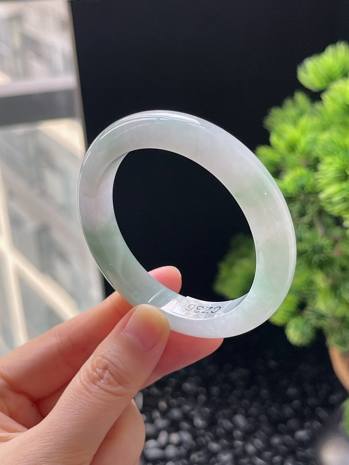 正圈52.4圈口，翡翠冰糯种浅绿色手镯