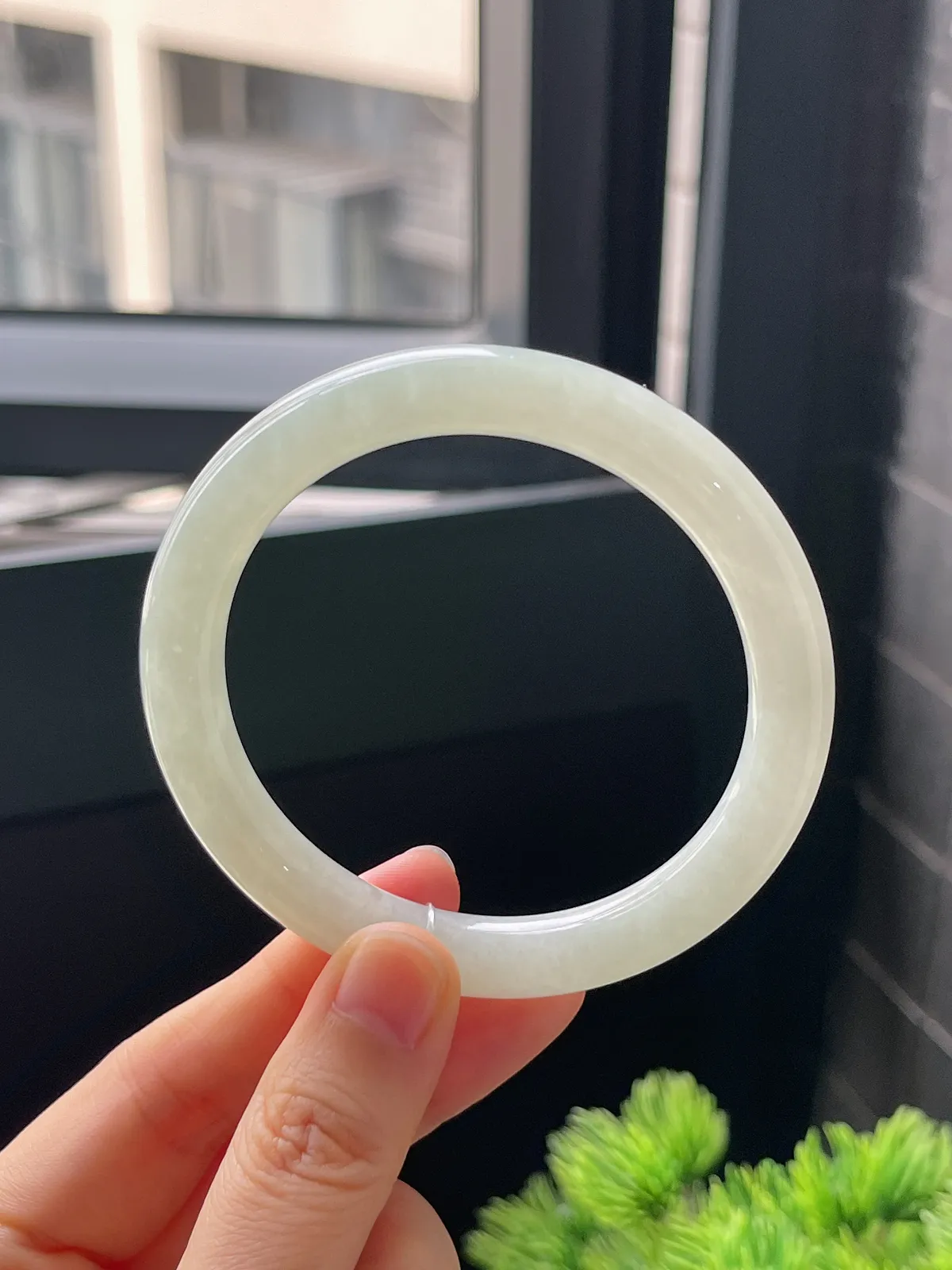 圆镯56.2圈口，翡翠冰糯种淡绿色手镯