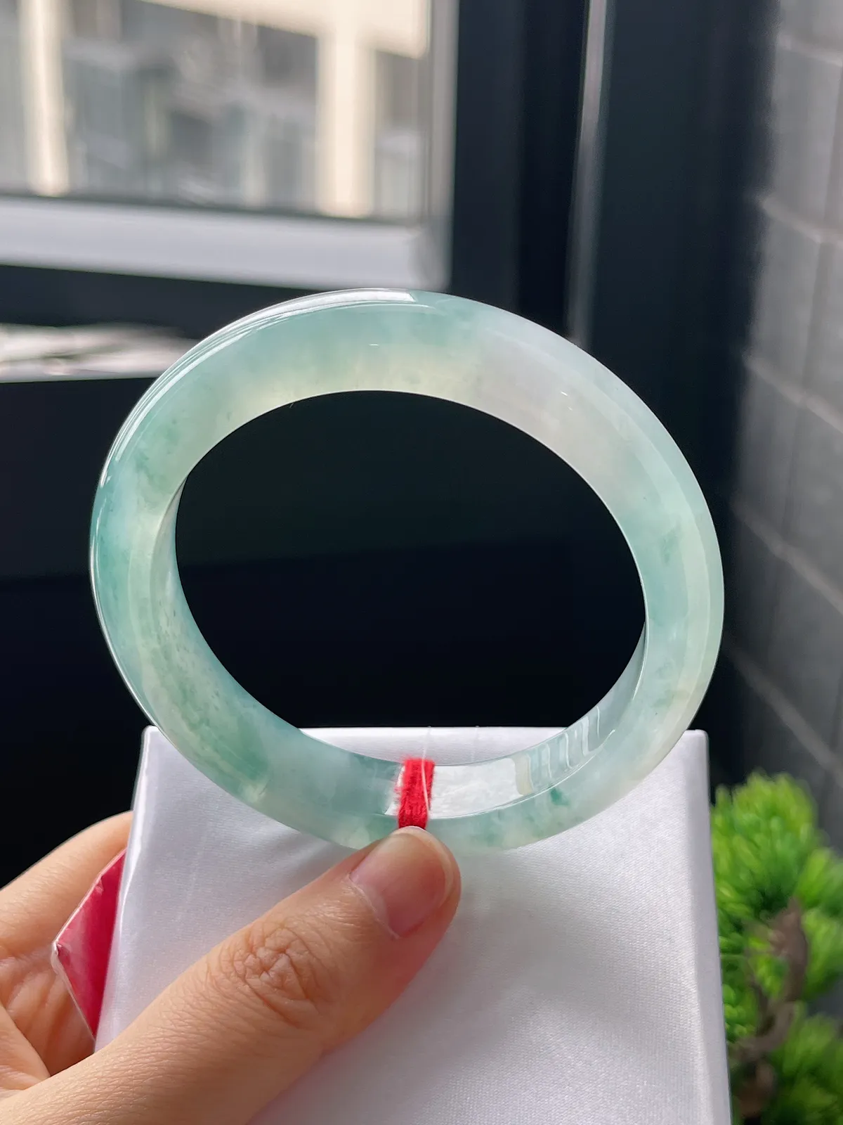 正圈57.6圈口，翡翠冰种蓝绿色飘花手镯