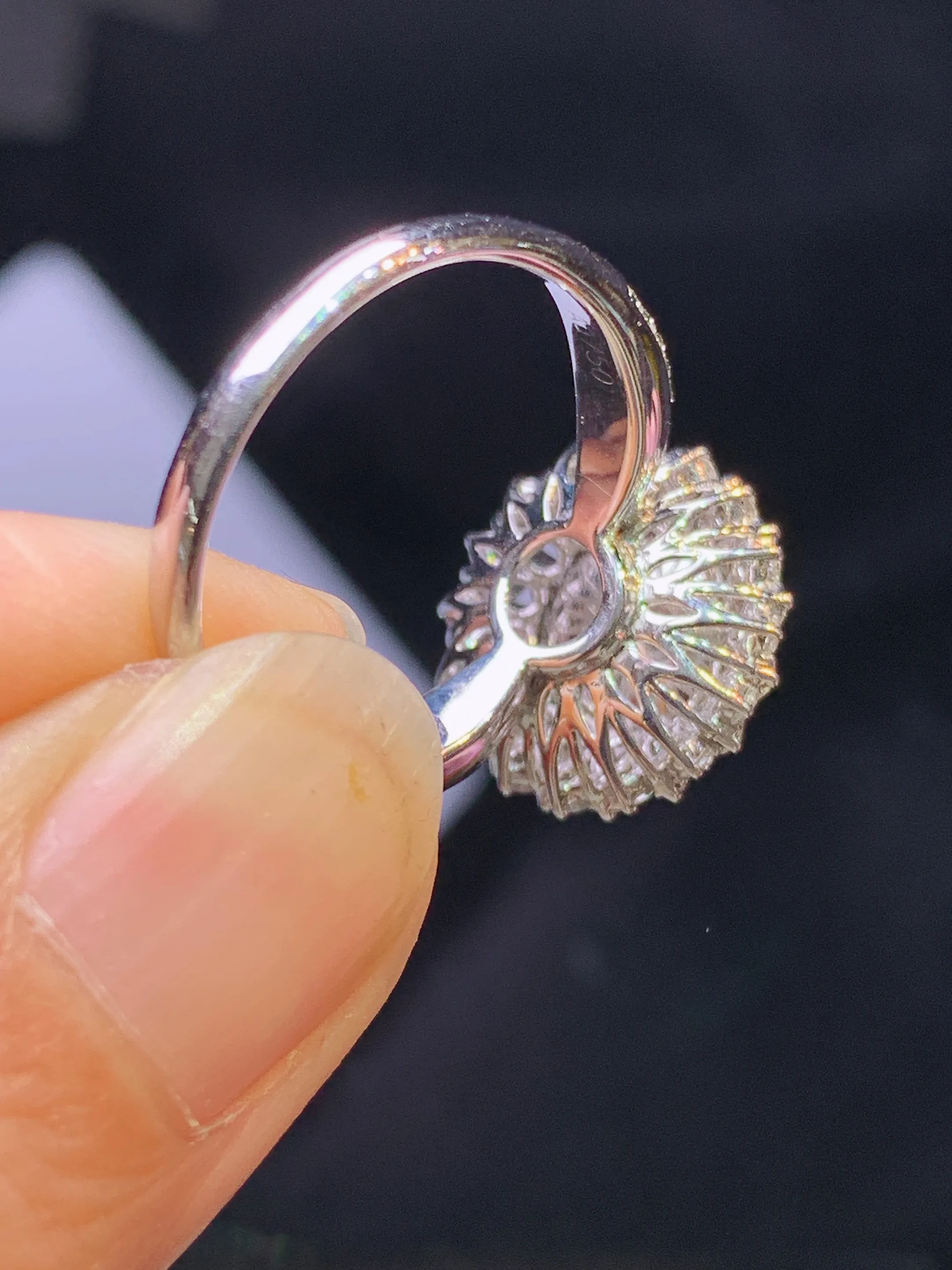 18k金钻镶嵌满绿蛋面戒指 吊玉质细腻 色泽艳丽清新 圈口14 整体尺寸14.2*10.2