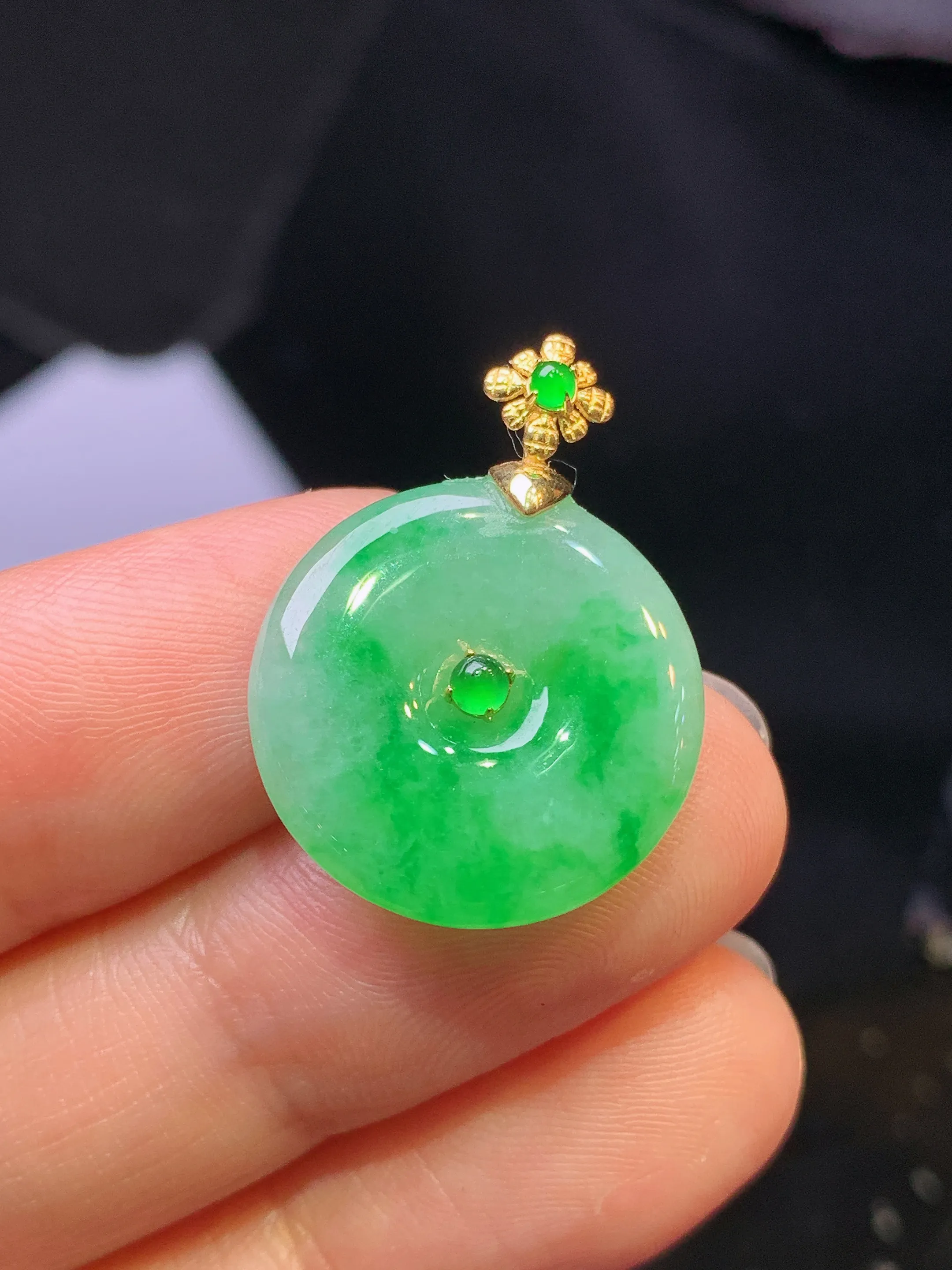 18k金钻镶嵌翠绿平安扣吊坠 玉质细腻 色泽艳丽清新 整体尺寸24.8*18*4