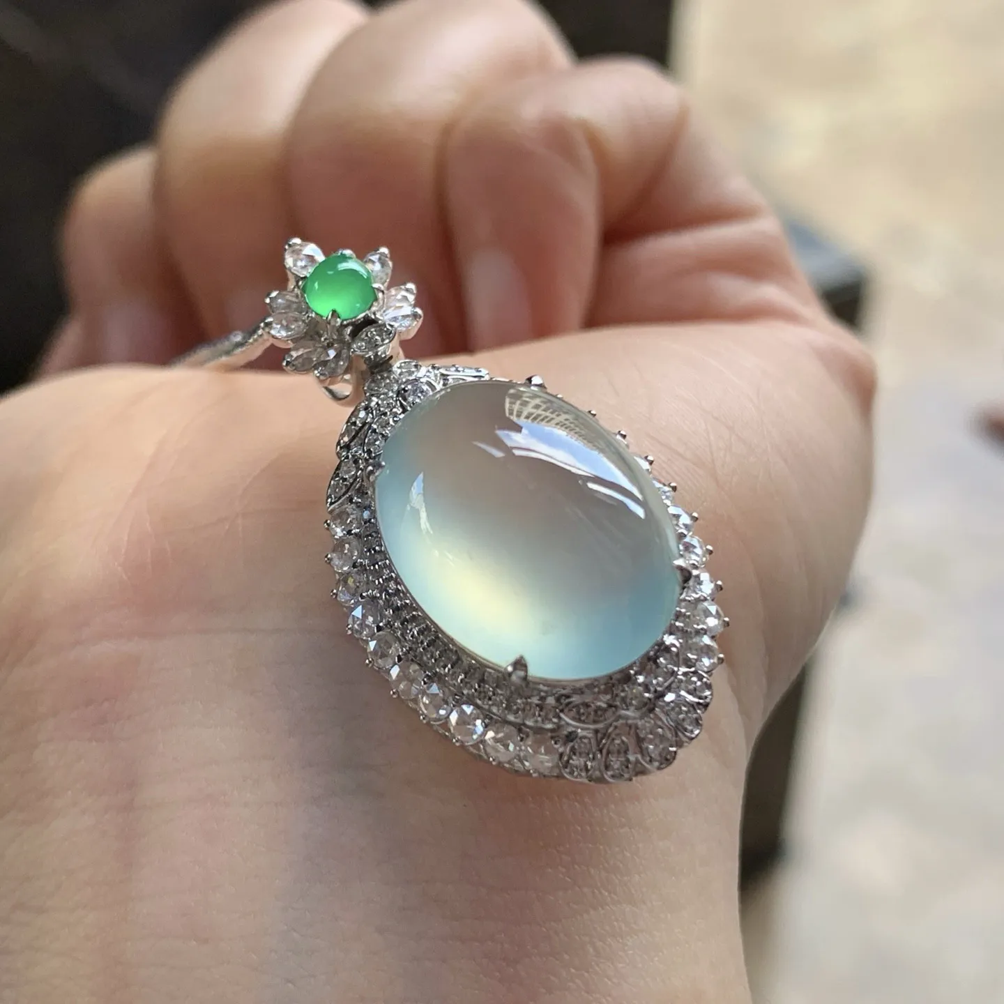 金钻镶嵌冰种吊坠^_^荧光十足