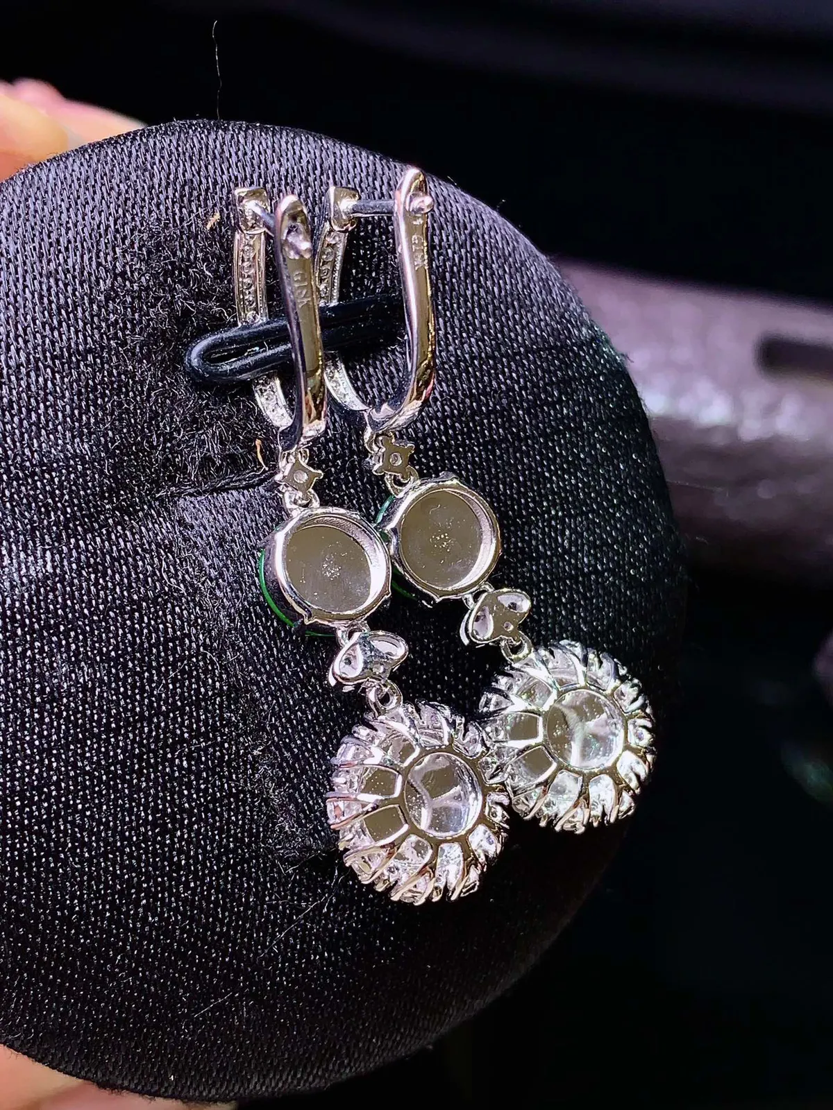 18k金钻镶嵌满绿平安扣耳坠 玉质细腻 色泽艳丽 整体尺寸34.5*10*5.6