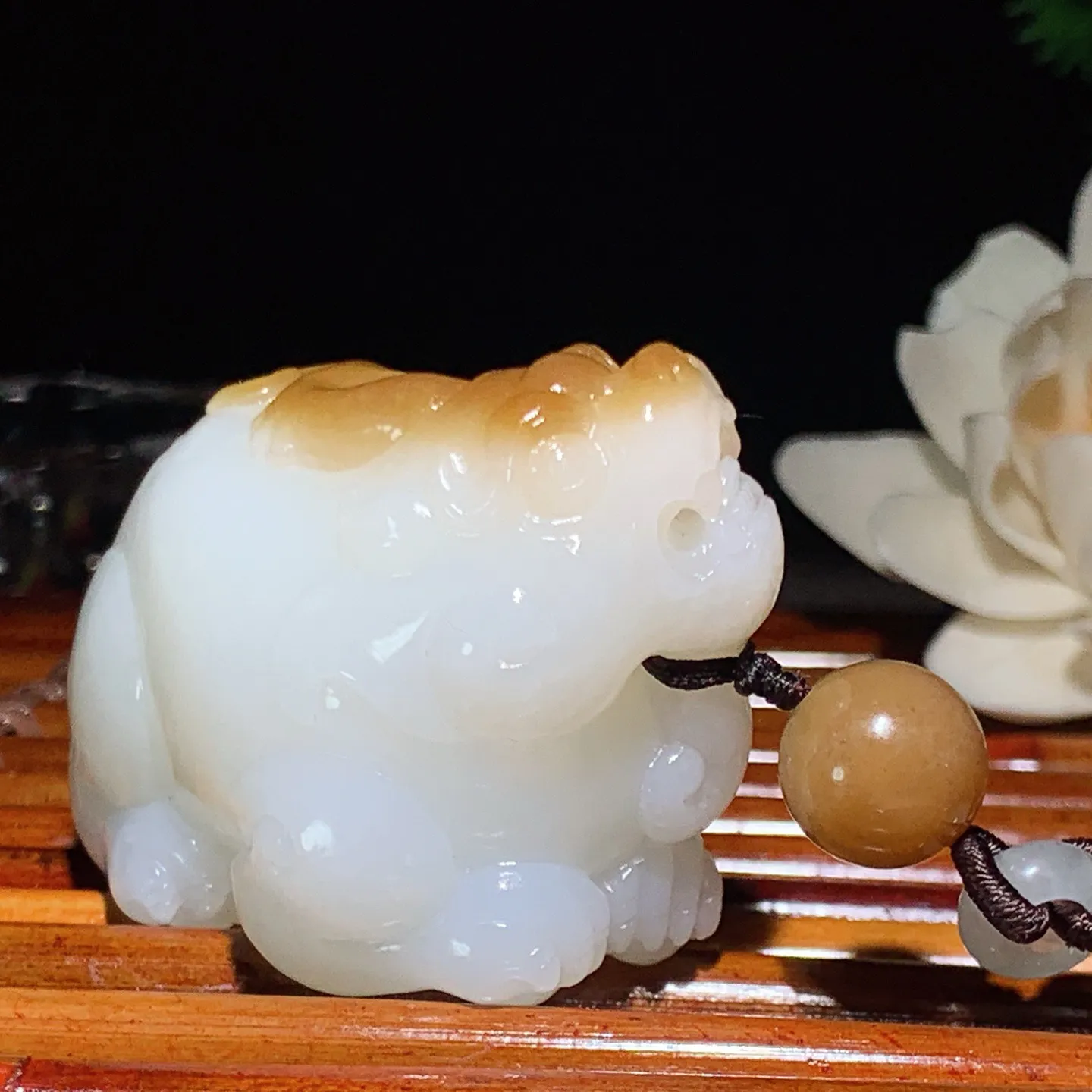 新疆和田玉白玉羊脂白且末糖招财进宝貔貅把件 尺寸63/32/37重118克。玉质细腻油润。手推出油。品相大气 lt260202