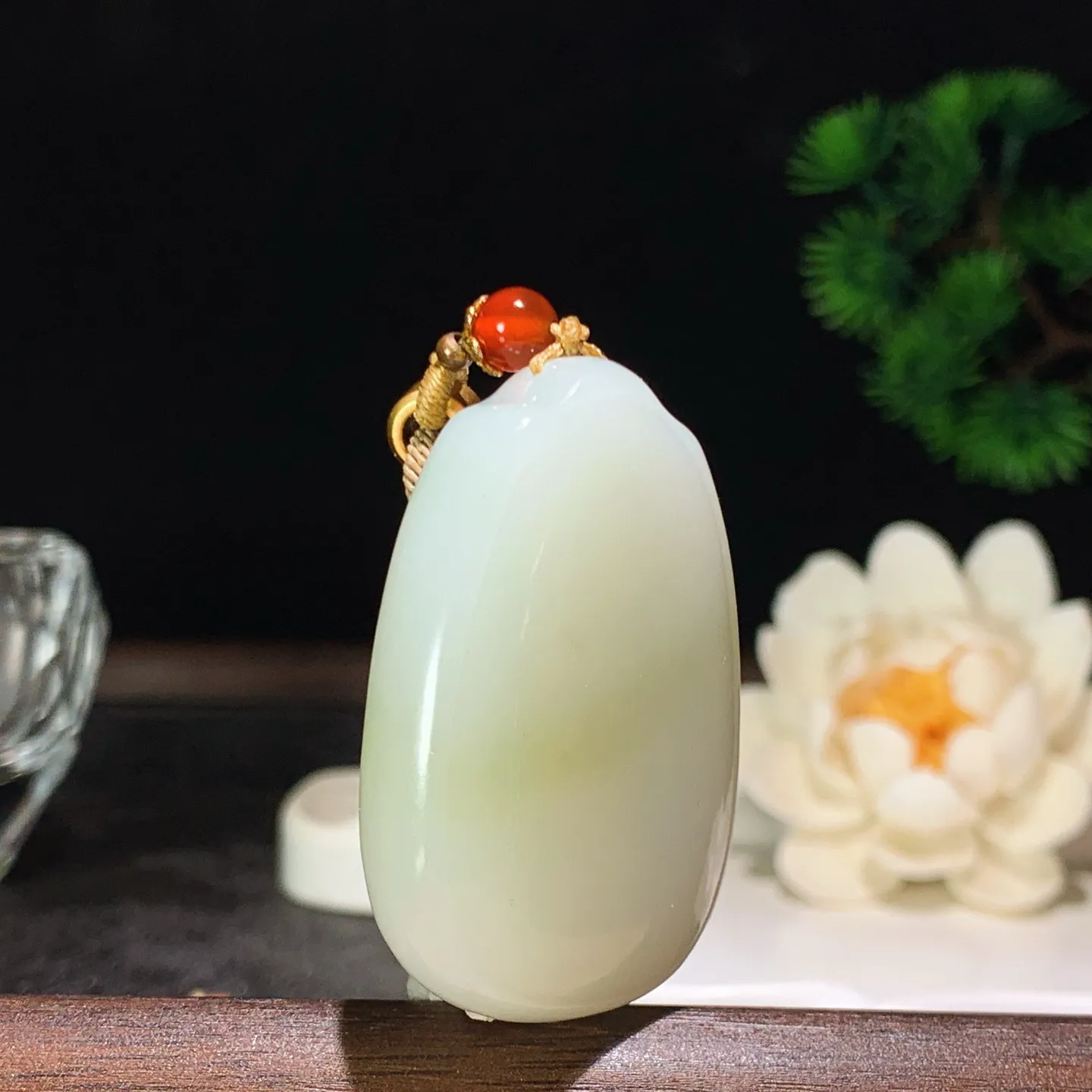 和田玉白玉翠青平安无事牌挂件 尺寸47/30/12重41.5克。玉质细腻油润。手推出油。品相大气 lt260202