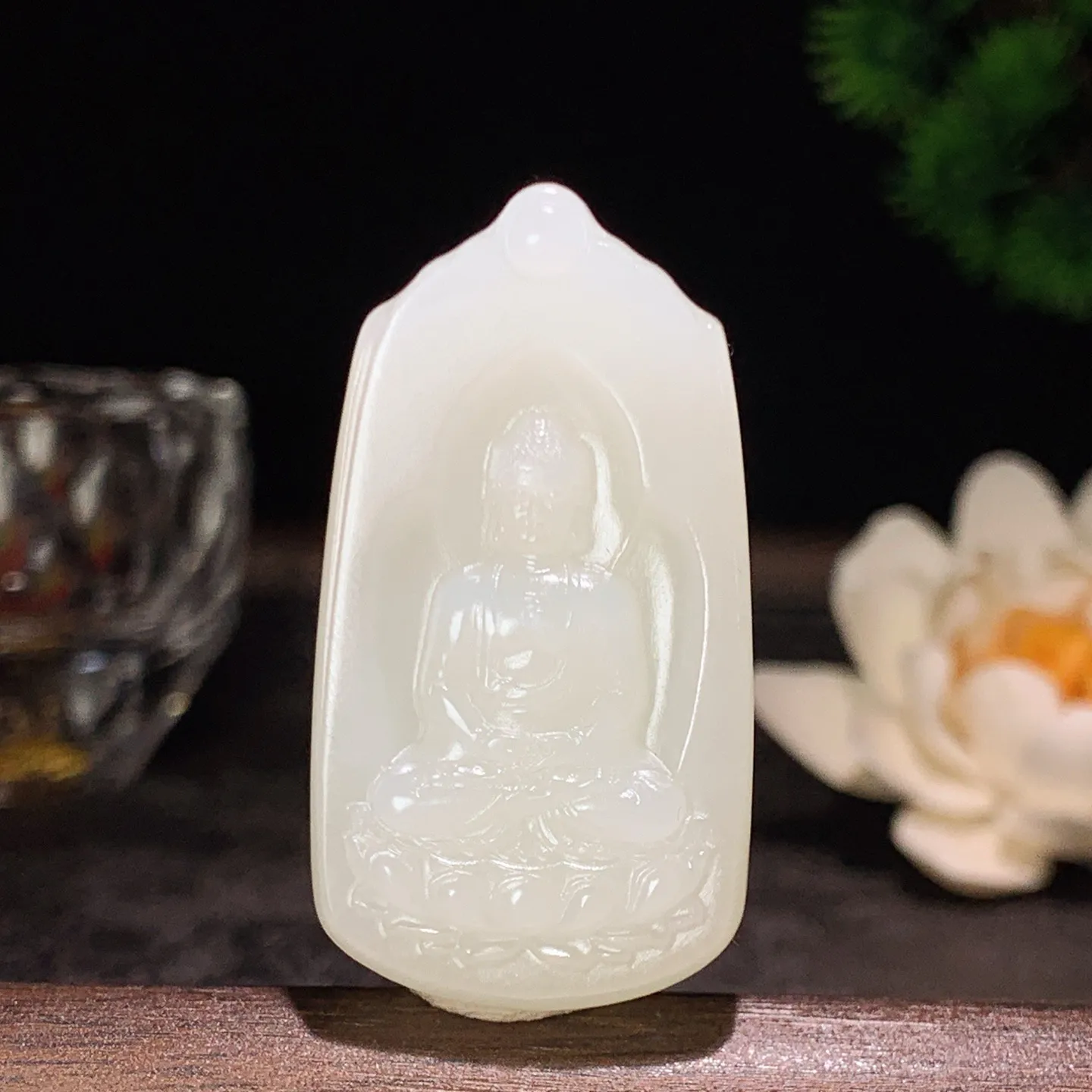 新疆和田玉白玉大日如来牌子挂件 尺寸45/24/10重23.8克。玉质细腻油润。手推出油。品相大气 