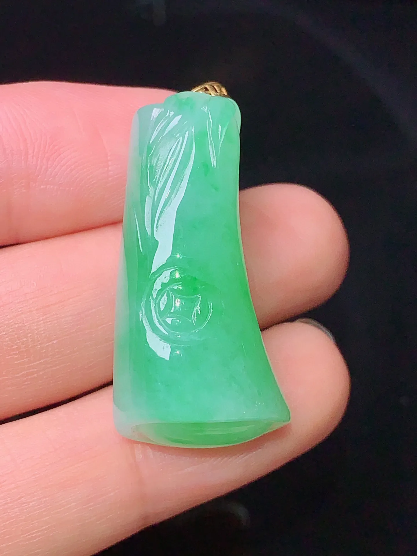 18k金镶嵌翠绿竹吊坠 玉质细腻 色泽艳丽清新 整体尺寸31.5*16.2*10.7