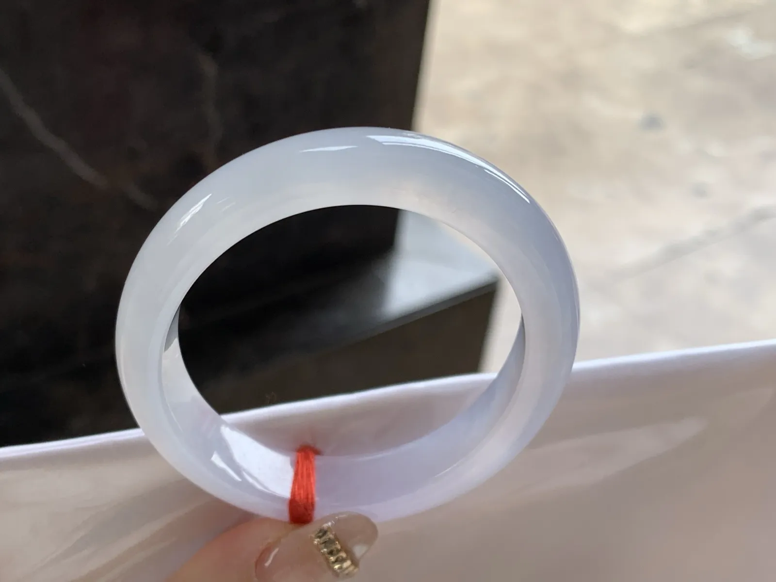 53.4-11-7.6

冰种贵妃镯^_^种水好 正圈50 51可以戴