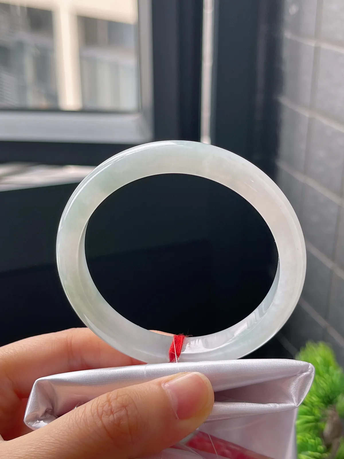 正圈53.6圈口，翡翠冰糯种淡绿色手镯