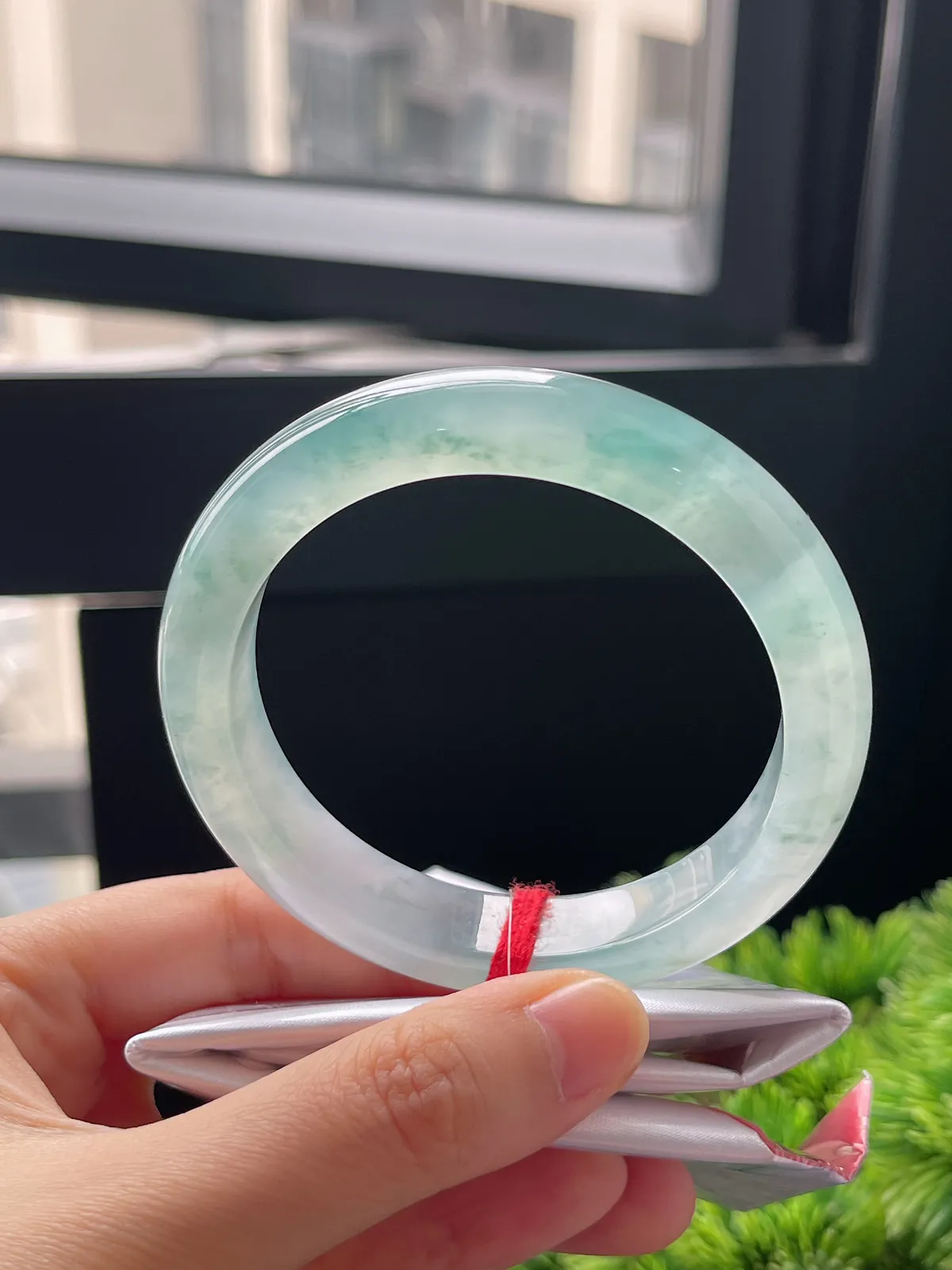 正圈57.6圈口，翡翠冰种蓝绿色飘花手镯