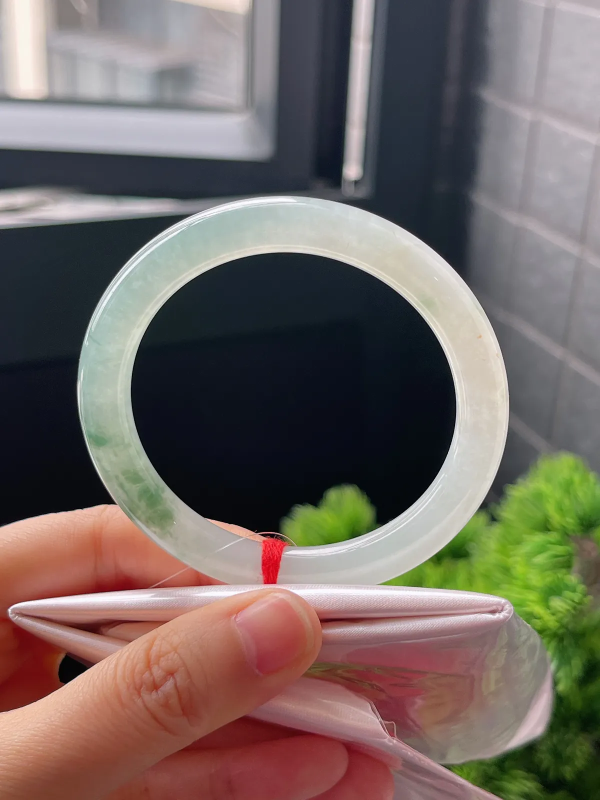 圆镯53.4圈口，翡翠冰糯种淡绿色手镯