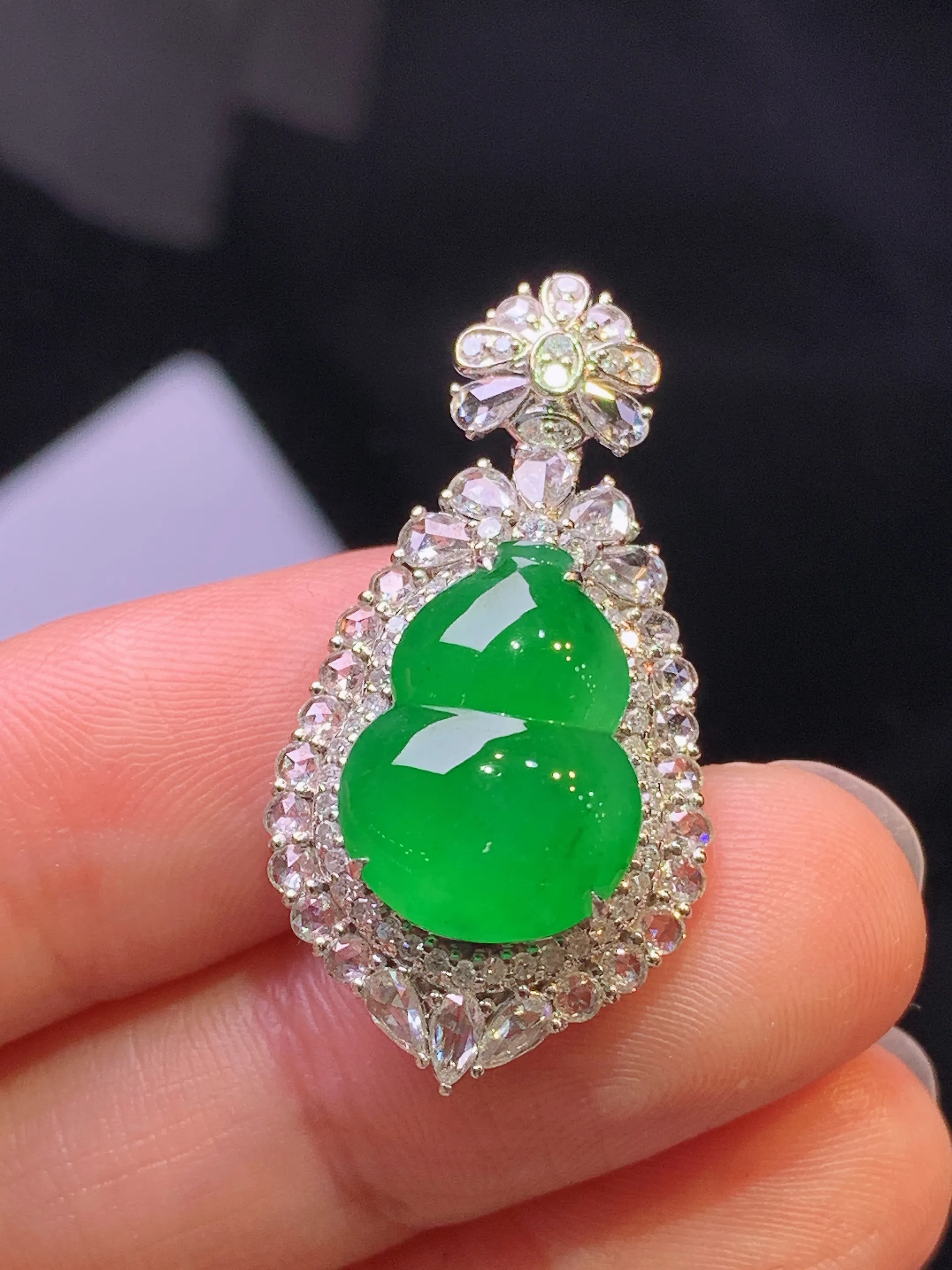 18k金钻镶嵌满绿葫芦吊坠 玉质细腻 色泽艳丽清新 整体尺寸32.3*16.6*10.5