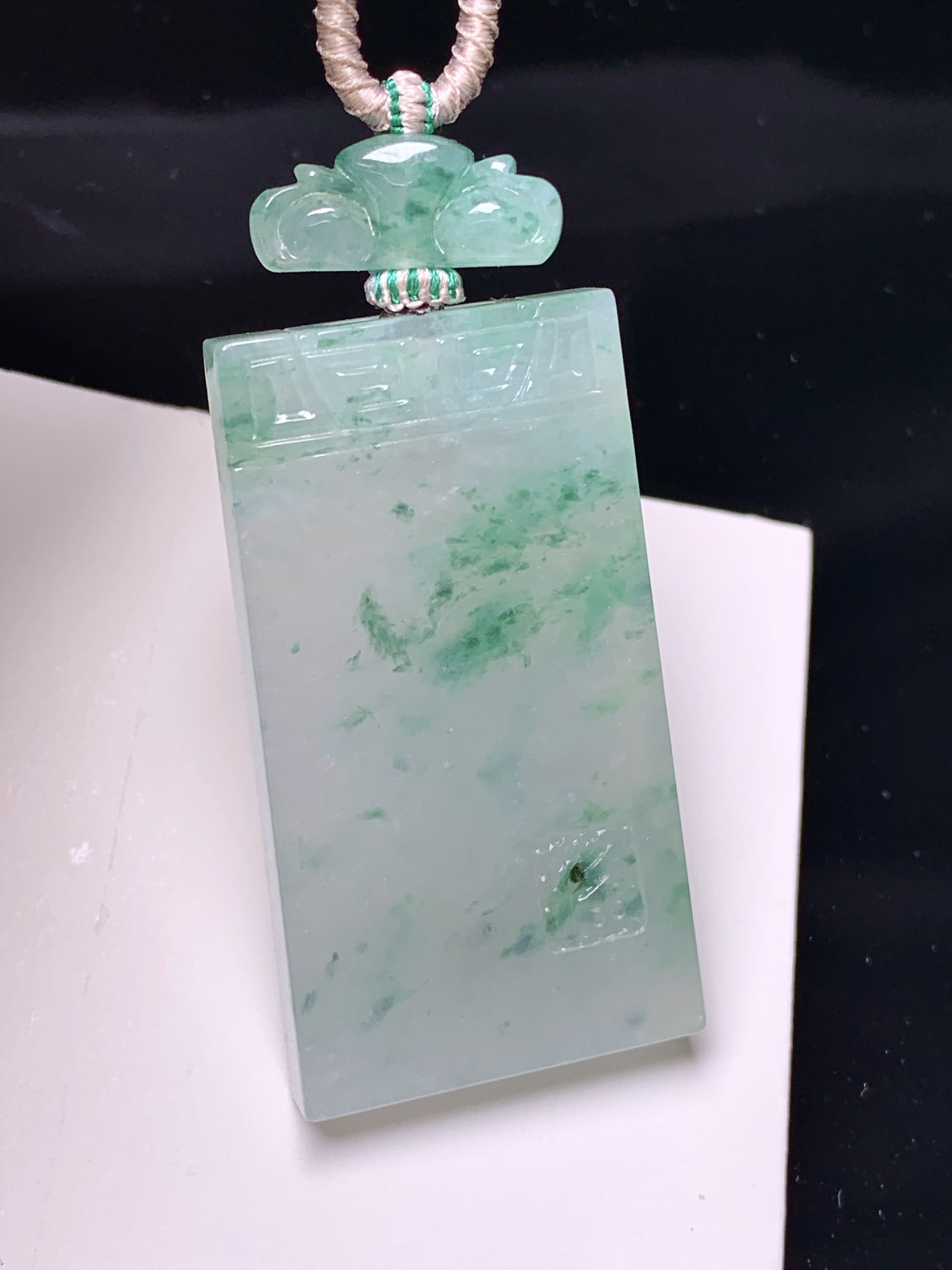 冰种飘绿无事牌吊坠 玉质细腻 色泽艳丽清新 整体尺寸43*23.5*5