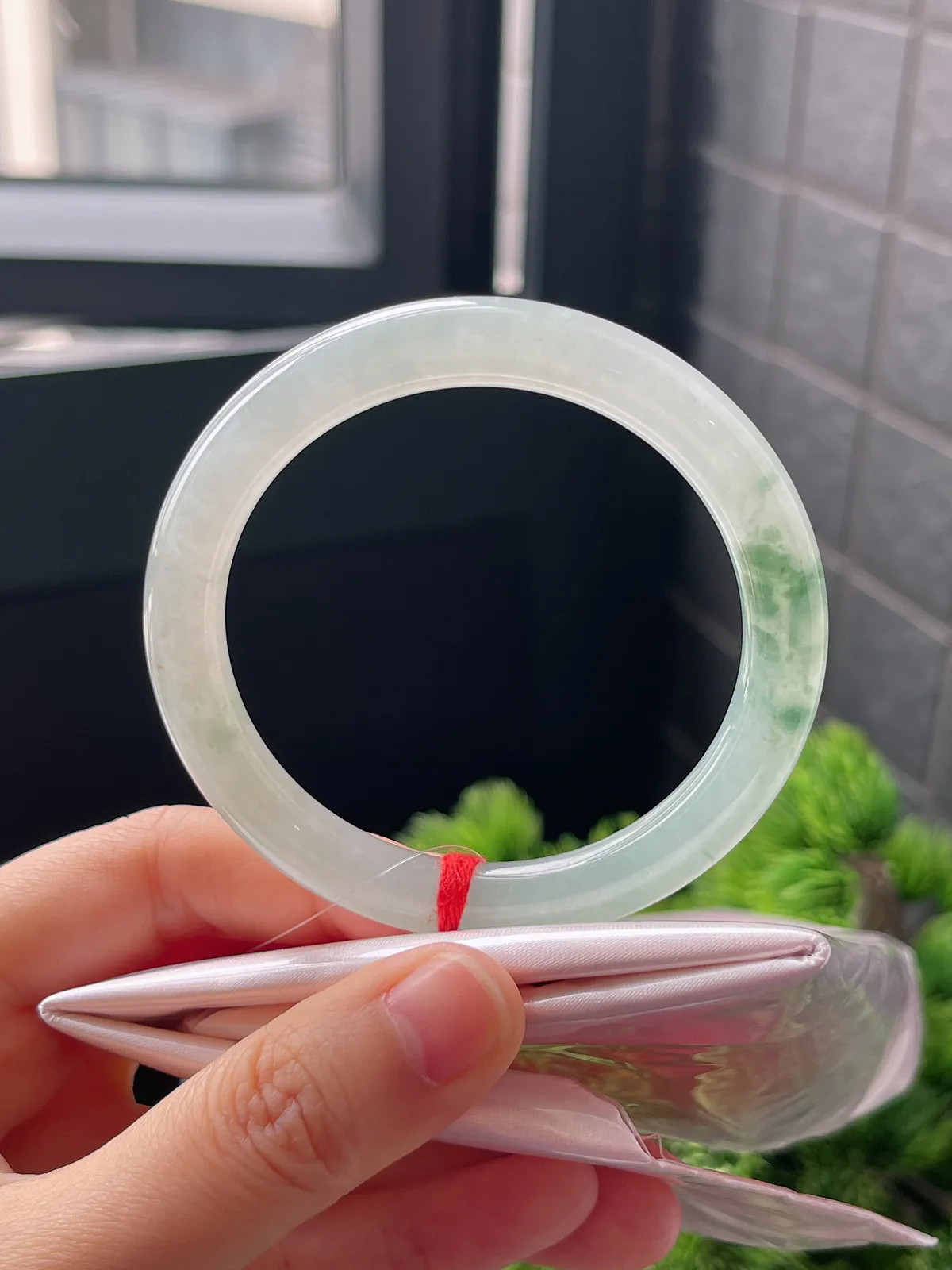 圆镯53.4圈口，翡翠冰糯种淡绿色手镯