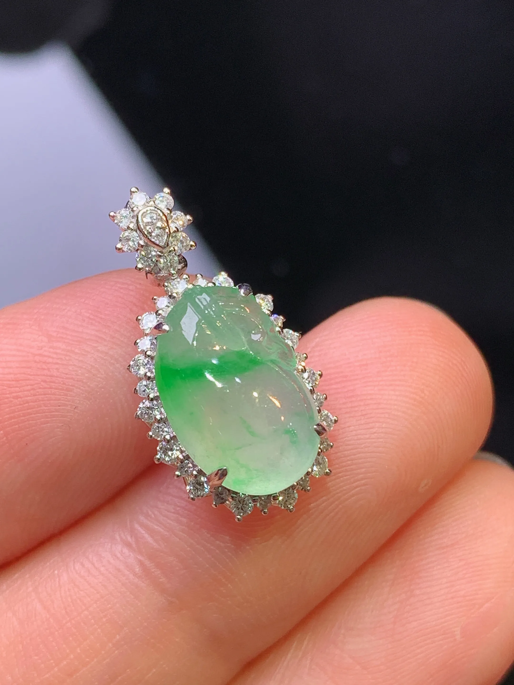 18k金钻镶嵌飘绿钱袋吊坠 玉质细腻 色泽艳丽清新 整体尺寸20.6*11*7.5