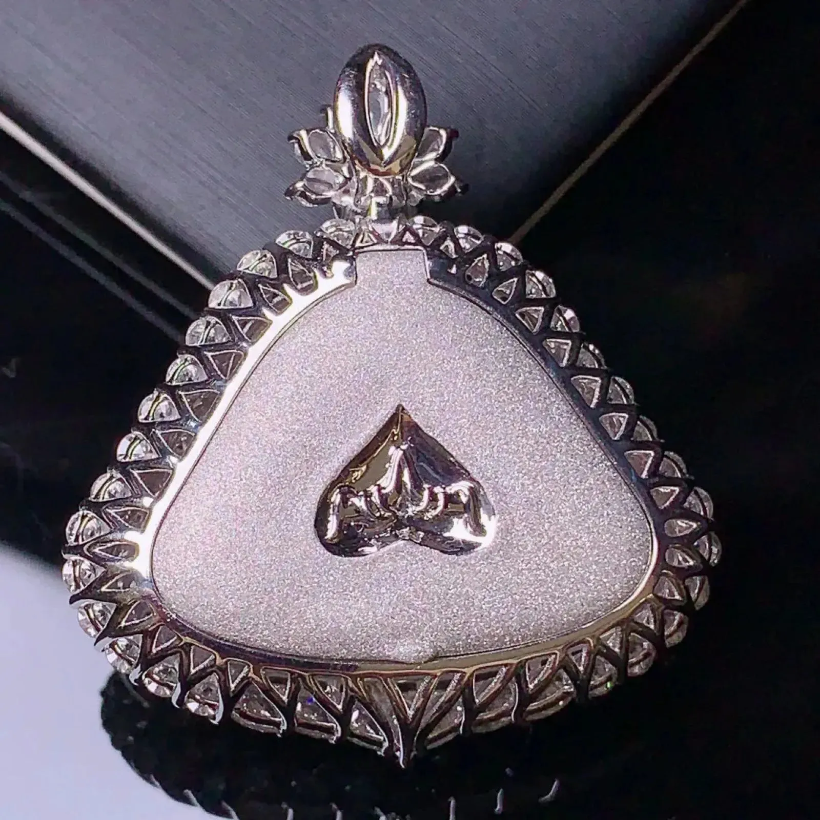 18k金钻镶嵌飘绿佛公吊坠 玉质细腻 色泽艳丽   整体尺寸38*34.1*14.8