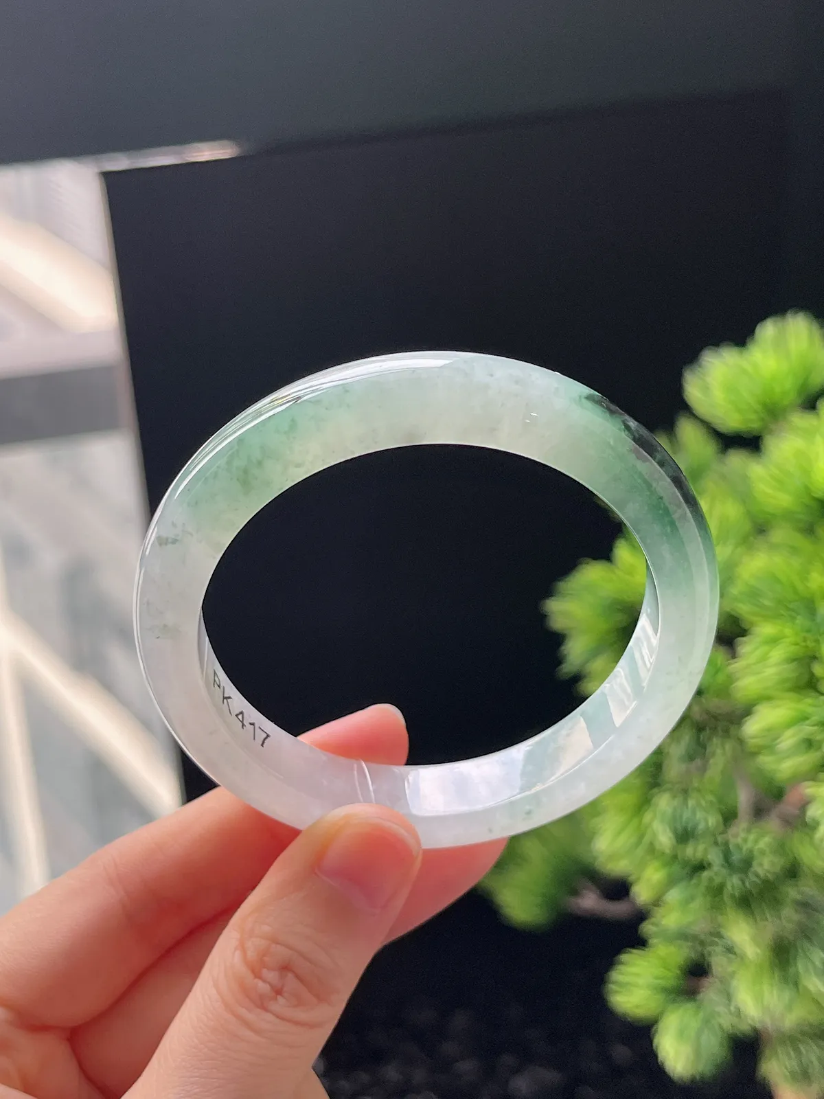 正圈54.5圈口，翡翠冰糯种飘绿手镯