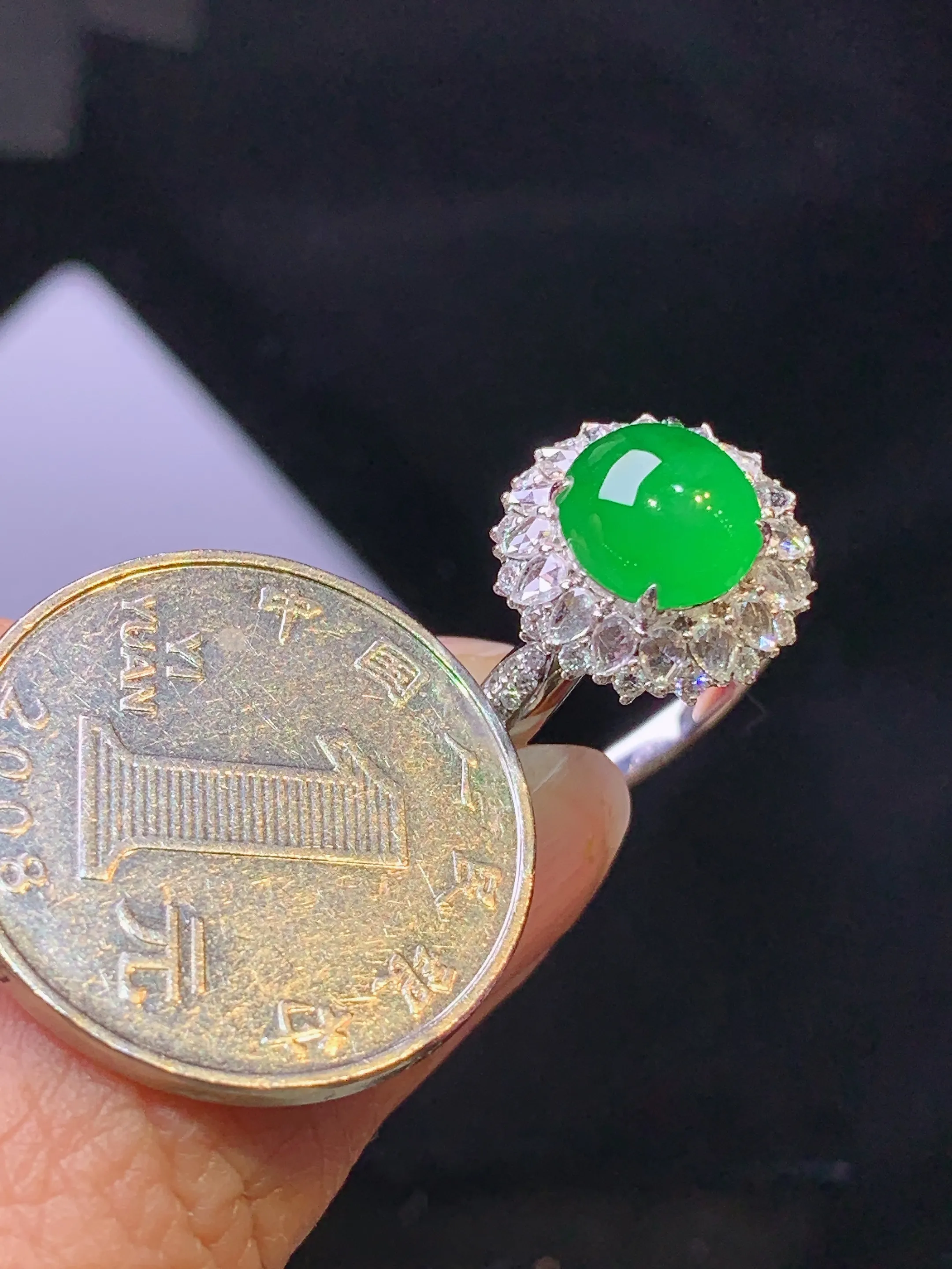 18k金钻镶嵌满绿蛋面戒指 吊玉质细腻 色泽艳丽清新 圈口14 整体尺寸14.2*10.2