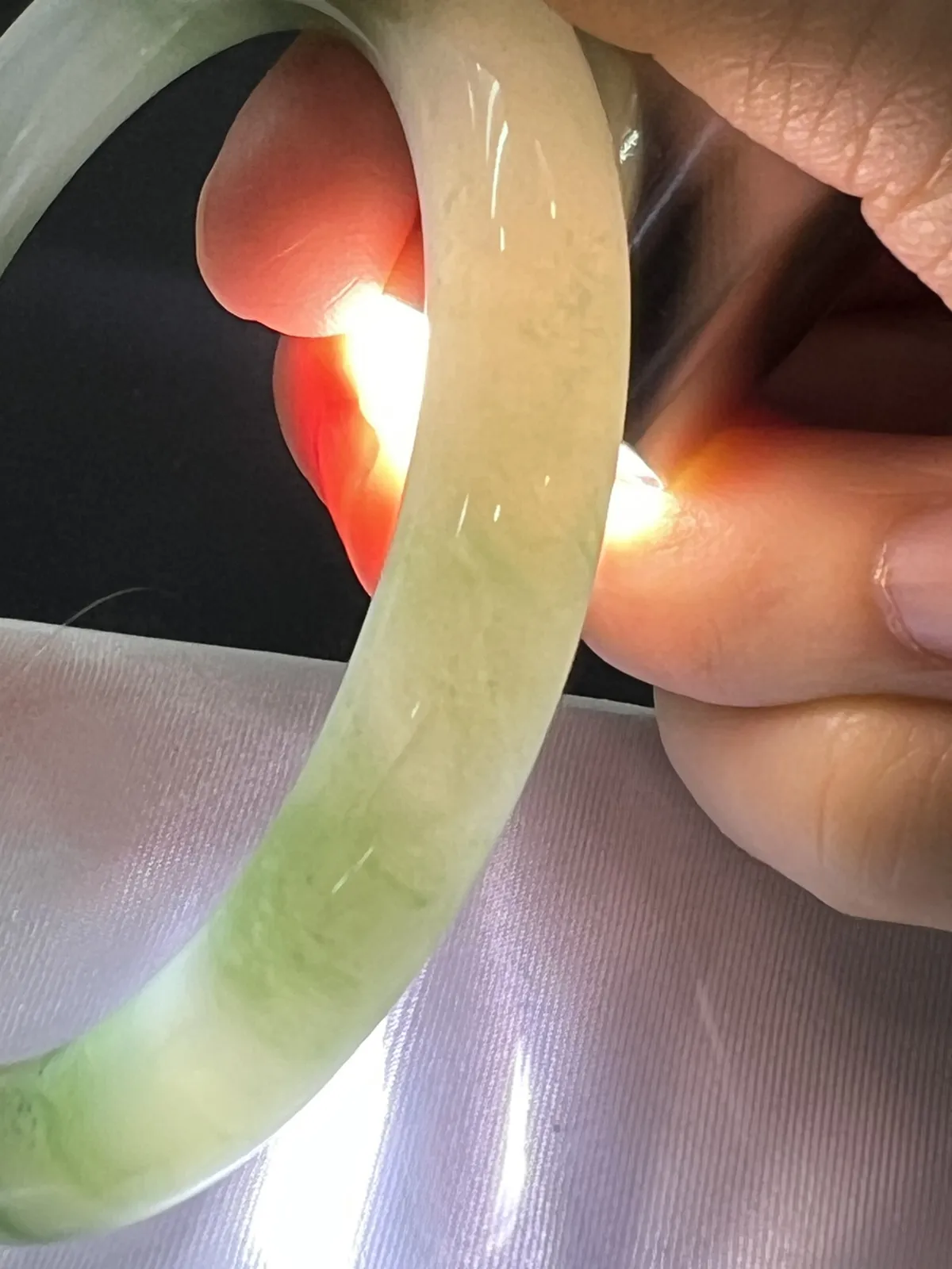 圆镯54圈口，翡翠冰糯种淡绿色手镯