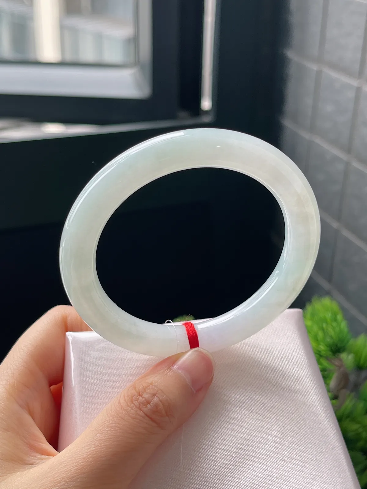 圆镯54.5圈口，翡翠冰糯种淡绿色手镯