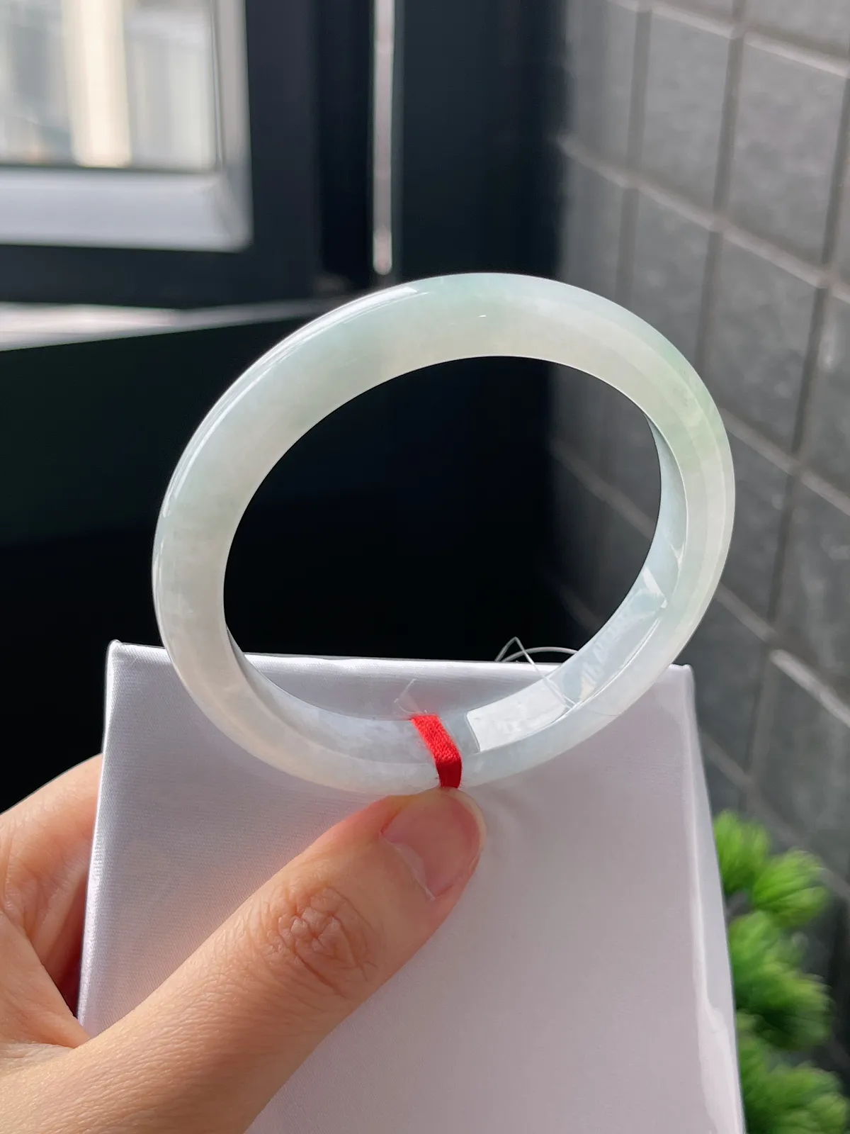 正圈53.6圈口，翡翠冰糯种淡绿色手镯