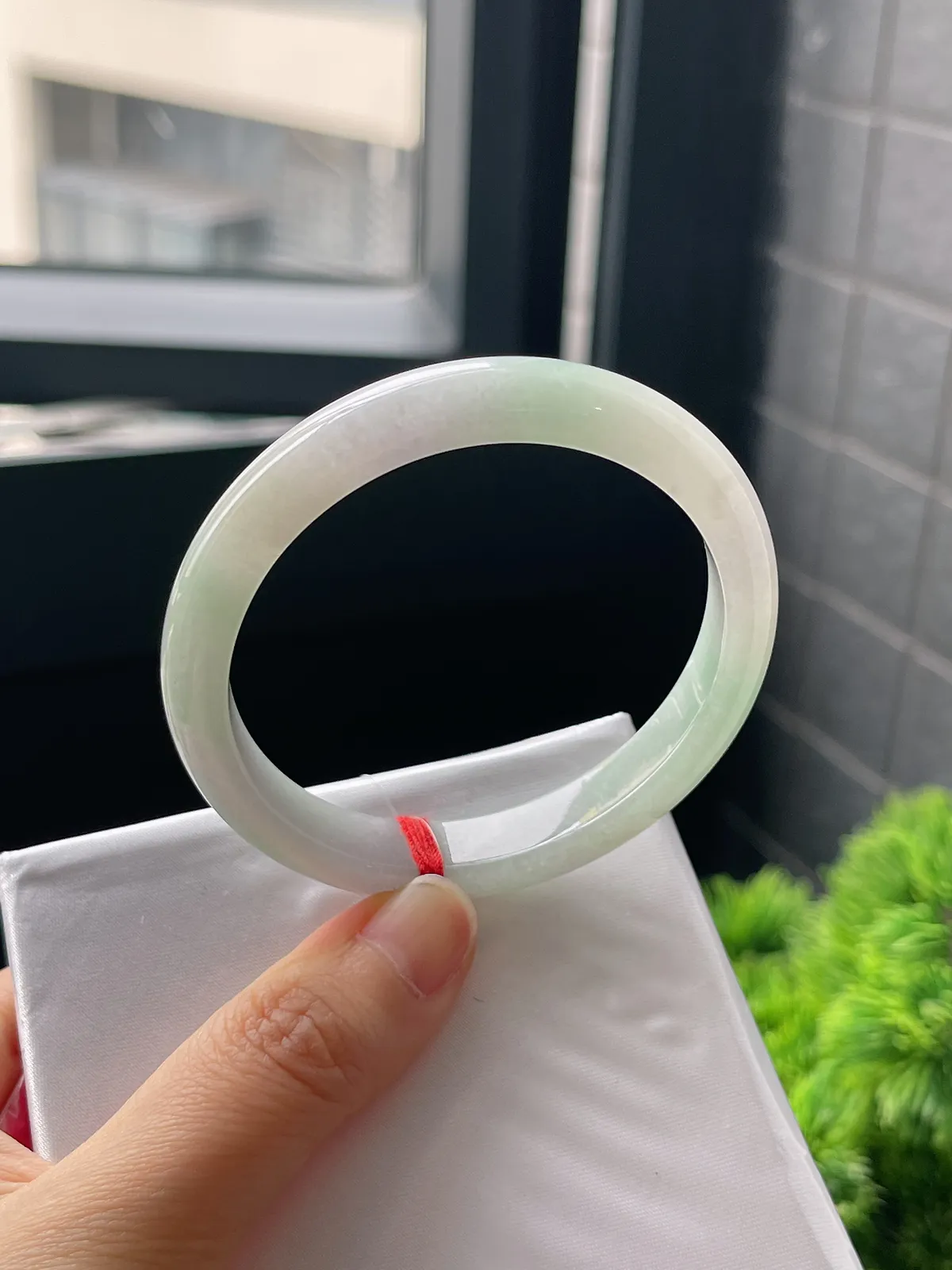 贵妃镯54圈口，翡翠冰糯种淡绿色手镯