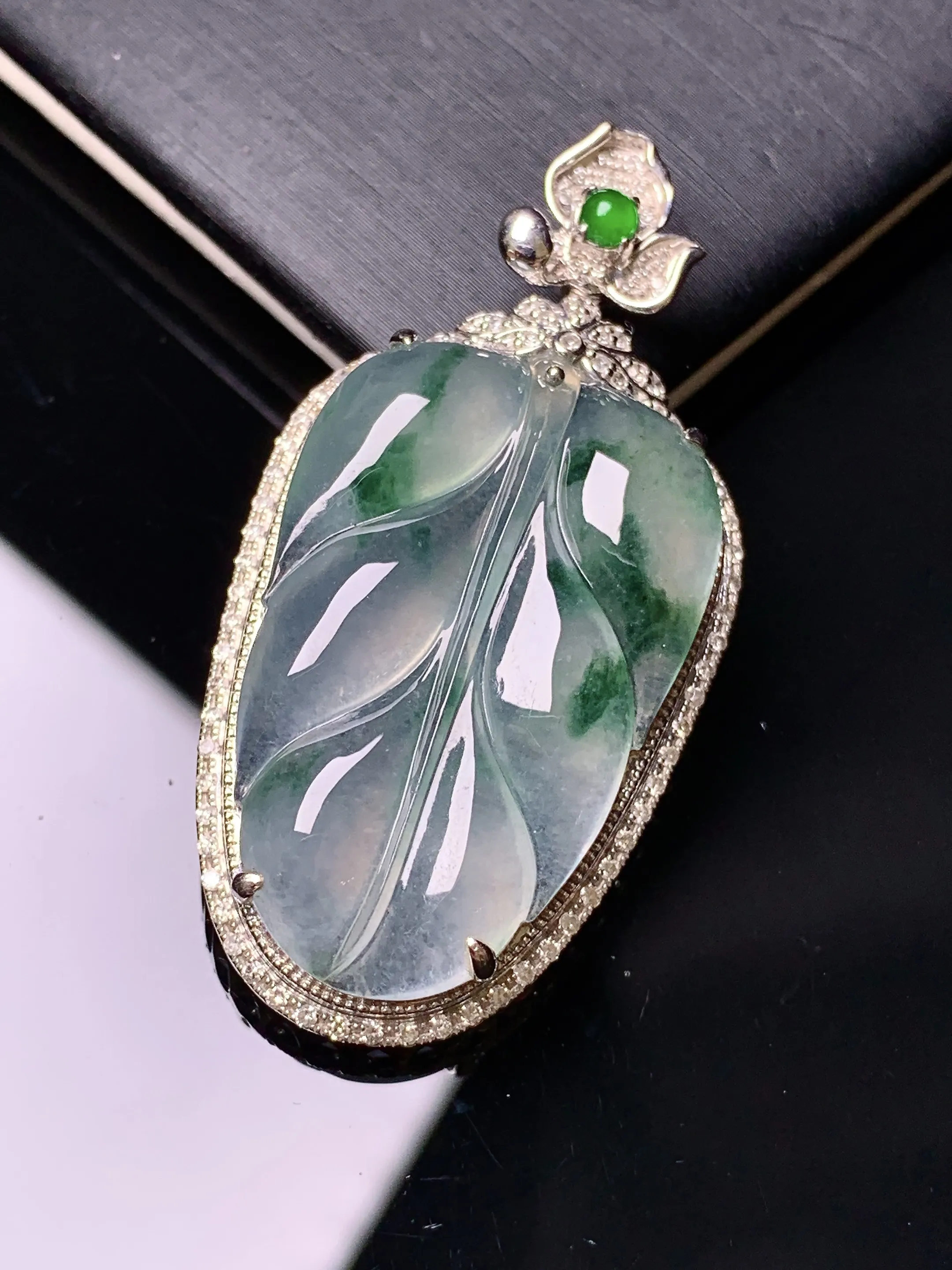 18k金钻镶嵌飘花树叶吊坠 玉质细腻 色泽艳丽清新 整体尺寸45*23*8.2